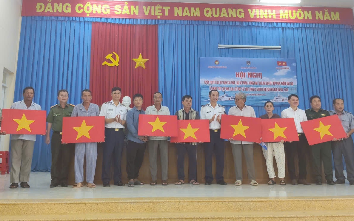 Cảnh sát biển trao cờ Tổ quốc và tặng quà cho ngư dân Đồng Tháp