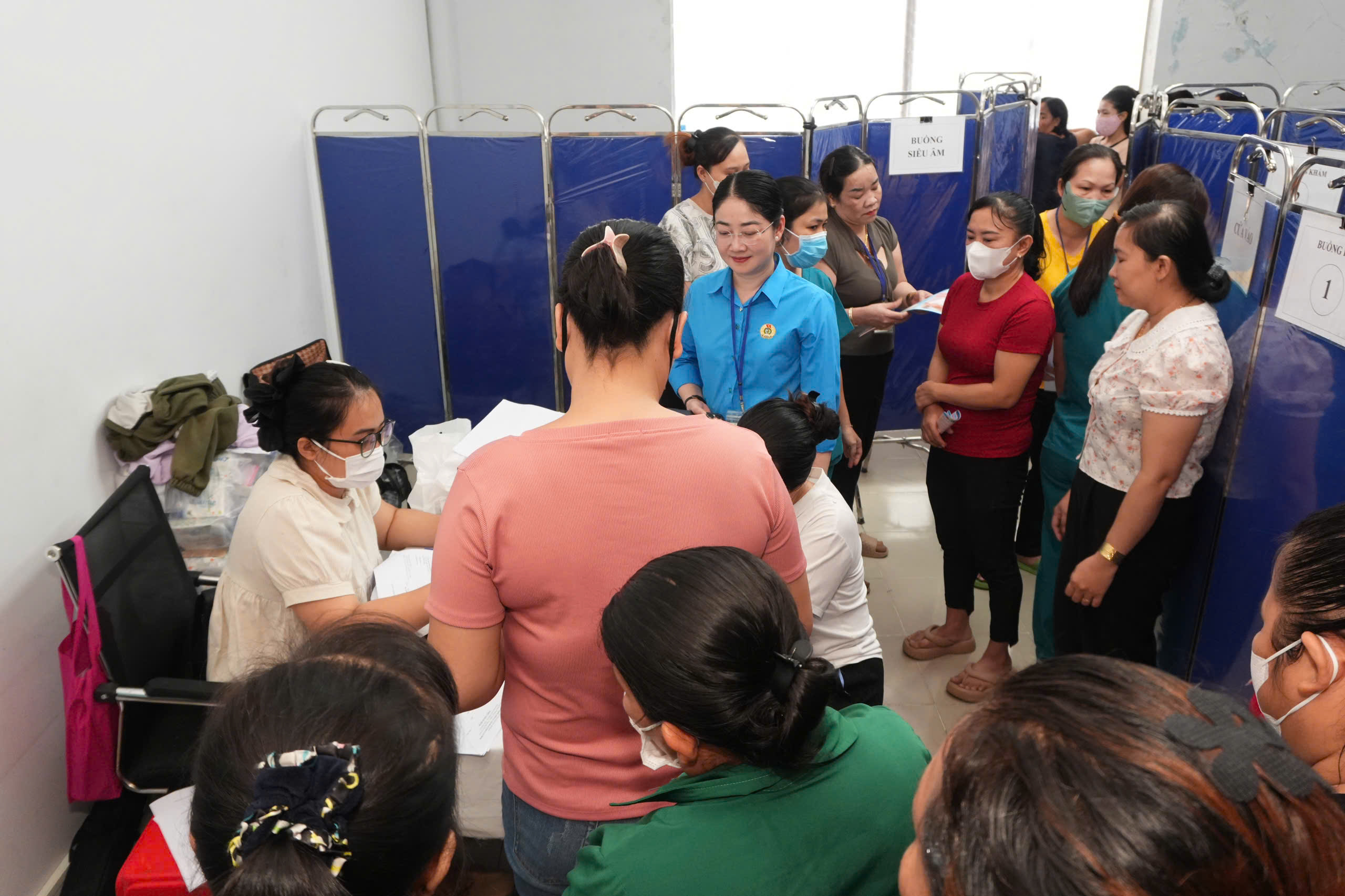 Hàng trăm nữ công nhân được khám, tầm soát ung thư miễn phí- Ảnh 3.