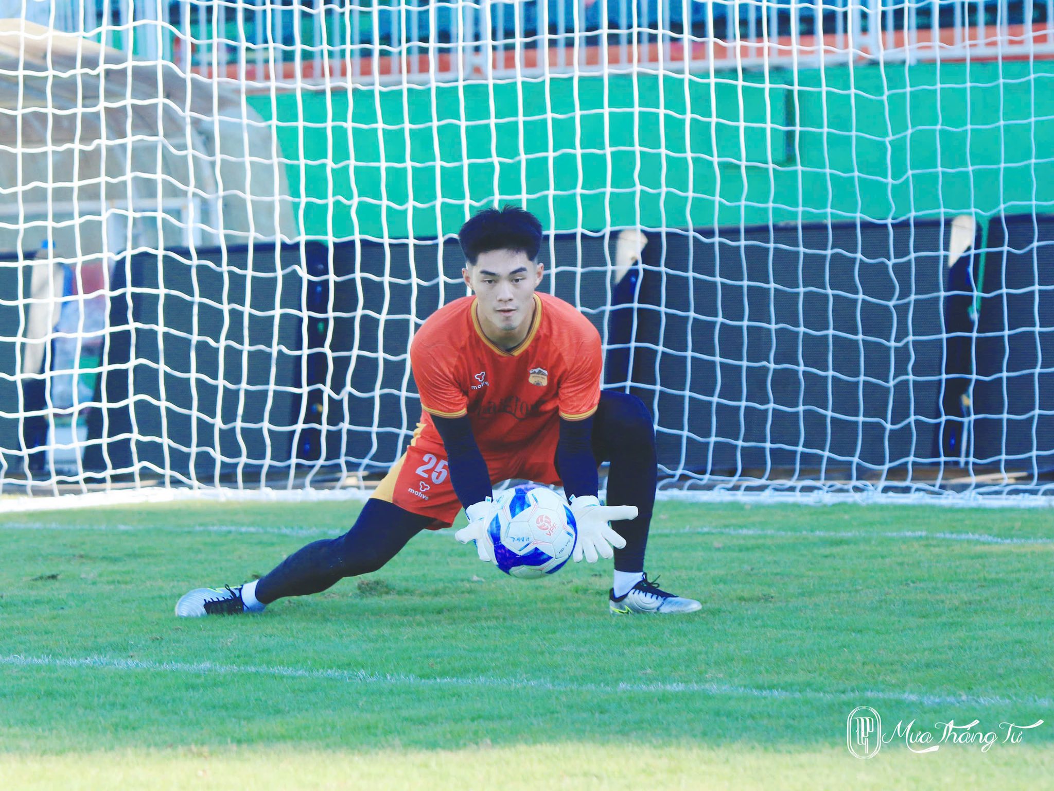 "Người nhện" Trần Trung Ki&ecirc;n gi&uacute;p HAGL chia điểm với H&agrave; Nội FC- Ảnh 5.