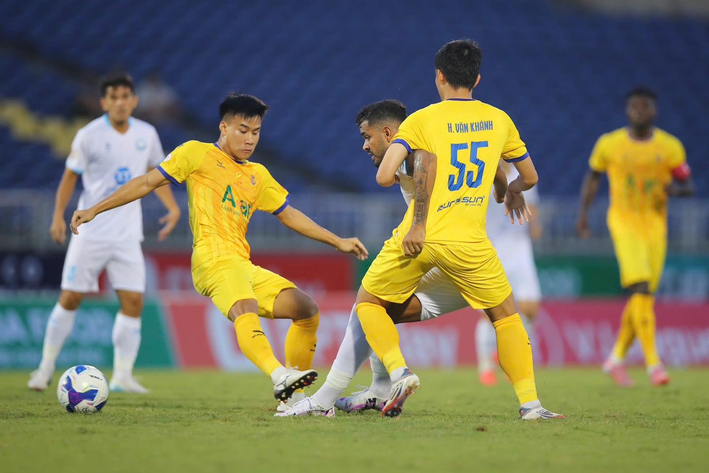 "Địa chấn" ở s&acirc;n Vinh- Ảnh 4.
