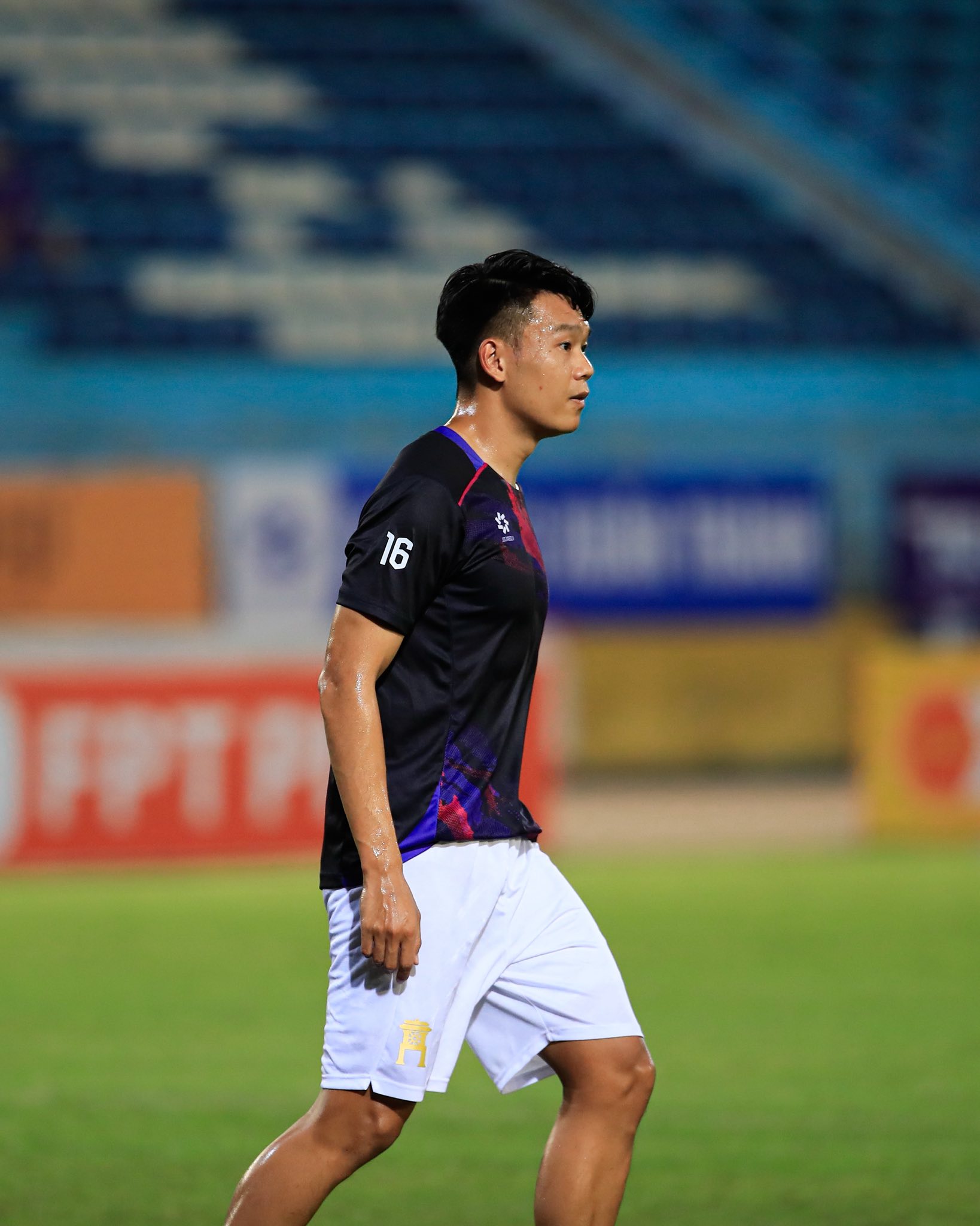 "Người nhện" Trần Trung Ki&ecirc;n gi&uacute;p HAGL chia điểm với H&agrave; Nội FC- Ảnh 3.