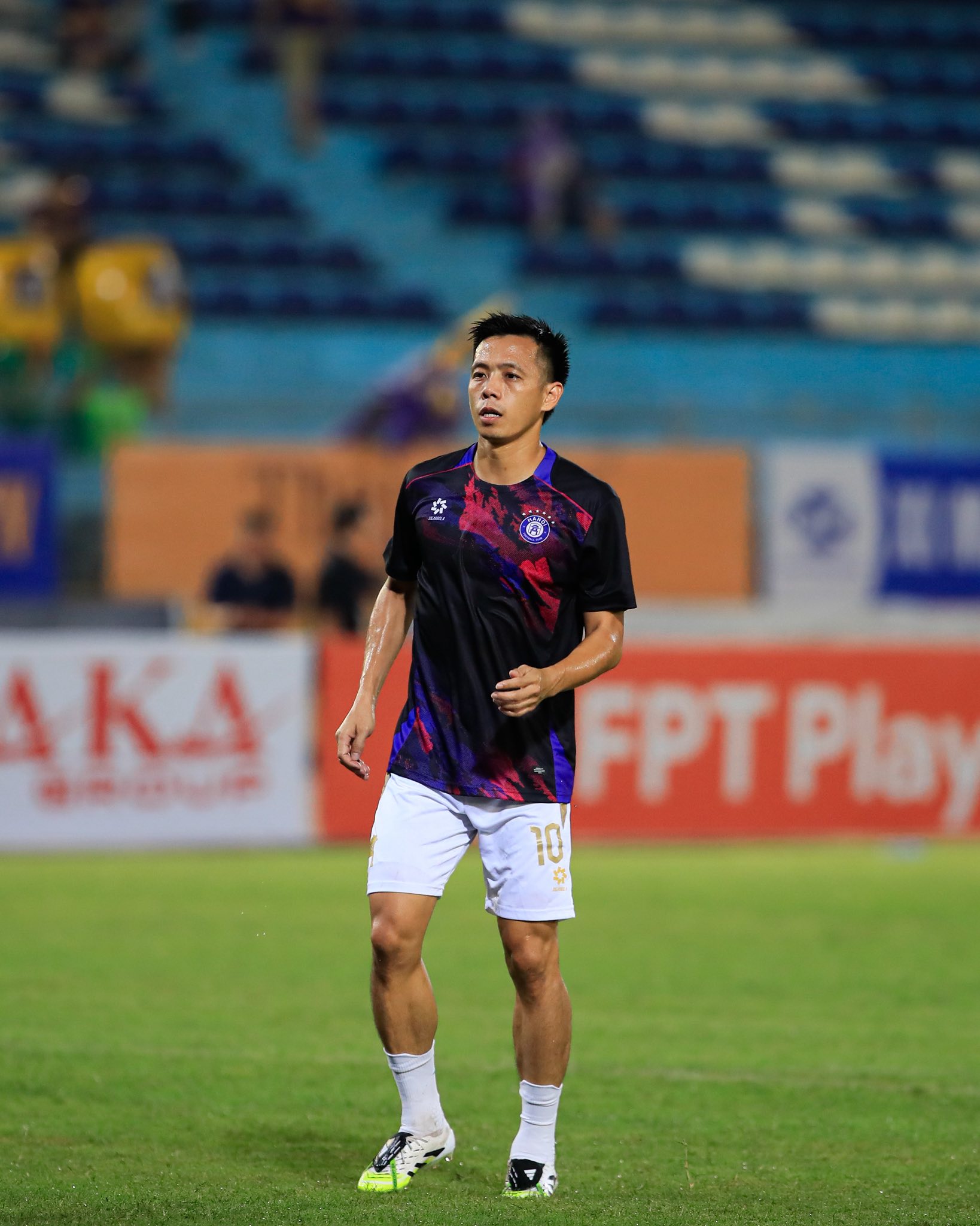 "Người nhện" Trần Trung Ki&ecirc;n gi&uacute;p HAGL chia điểm với H&agrave; Nội FC- Ảnh 1.