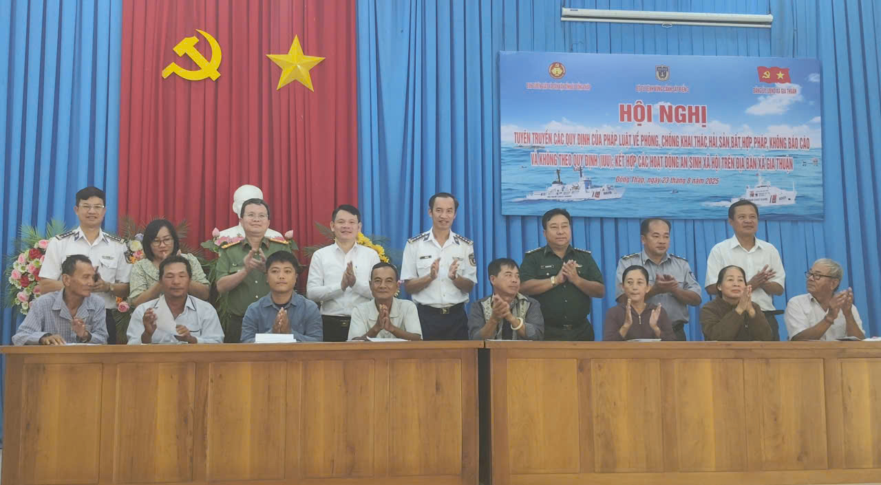 Cảnh sát biển trao cờ Tổ quốc và tặng quà cho ngư dân Đồng Tháp- Ảnh 9.