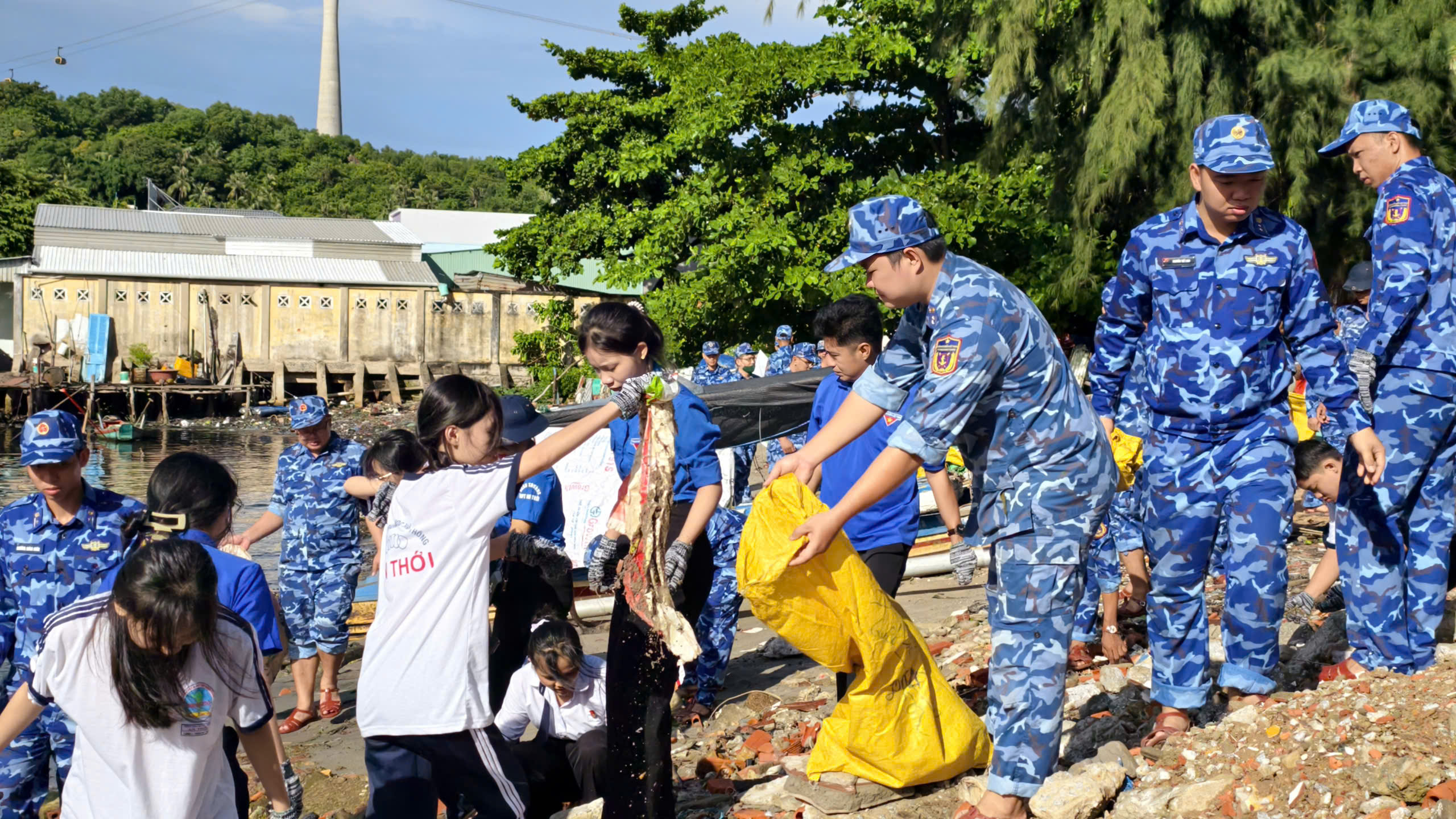 “Ngày thứ Bảy tình nguyện” đã thu gom hơn 1 tấn rác thải ở Phú Quốc - Ảnh 4.