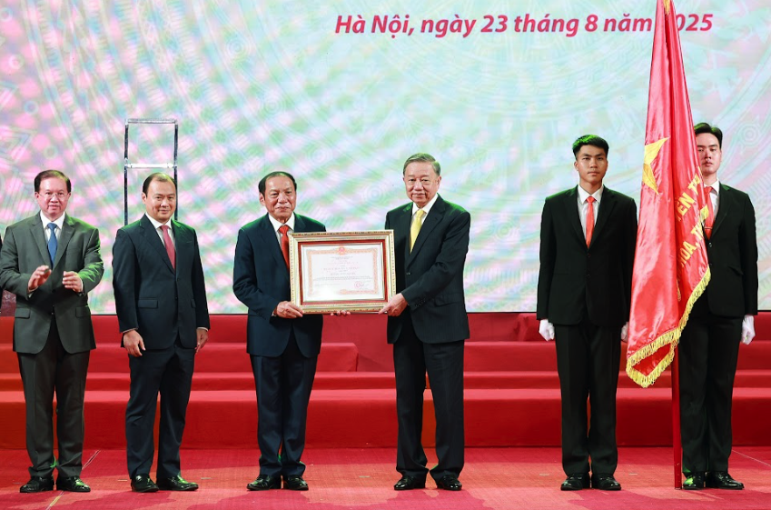 Tổng B&iacute; thư T&ocirc; L&acirc;m: Mỗi người l&agrave;m văn h&oacute;a h&atilde;y mang trong tim ngọn lửa y&ecirc;u nước - Ảnh 4.