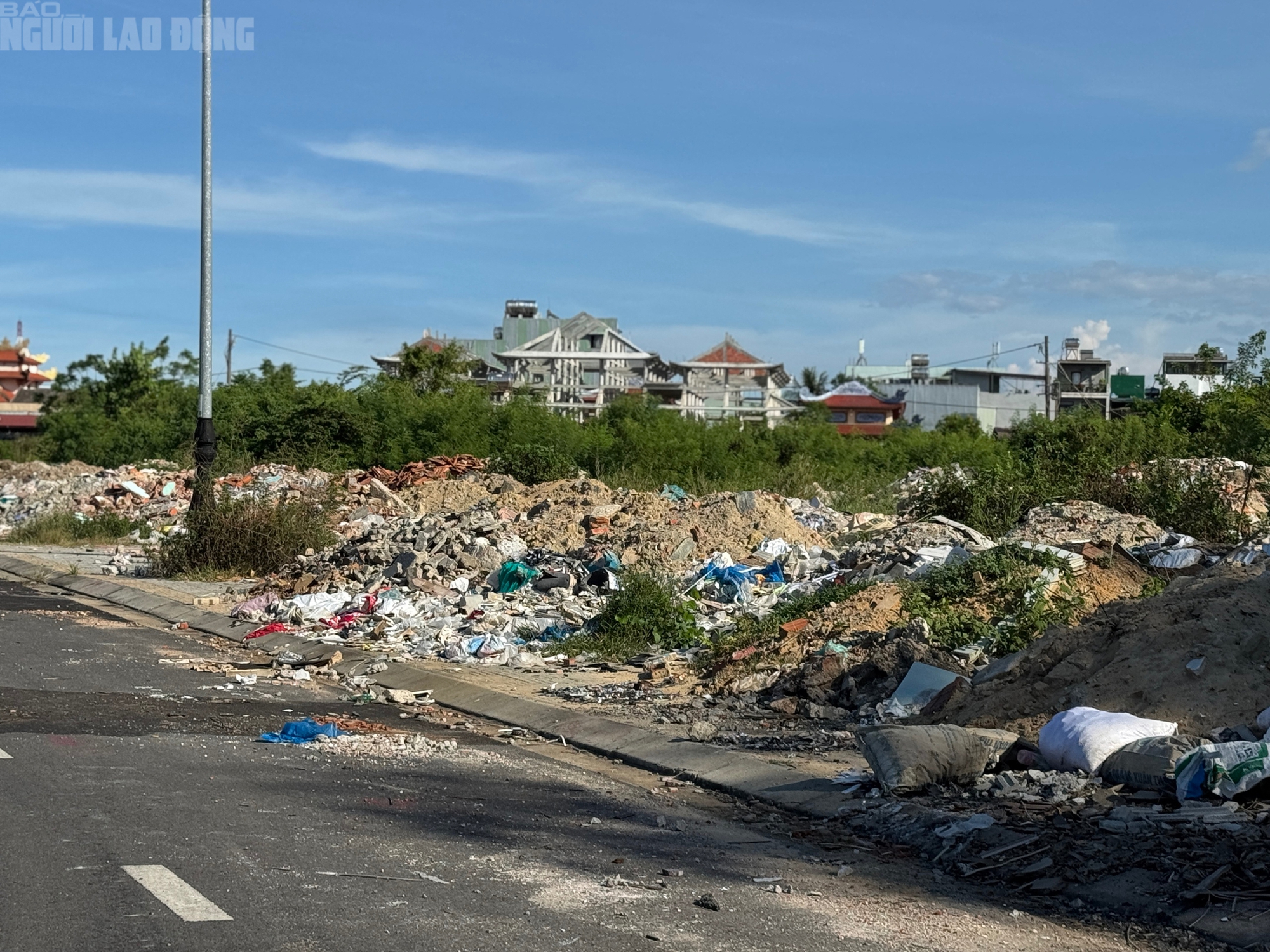 Rác thải, xà bần bủa vây khu dân cư ở phường Hoà Khánh, người dân than trời
- Ảnh 2.