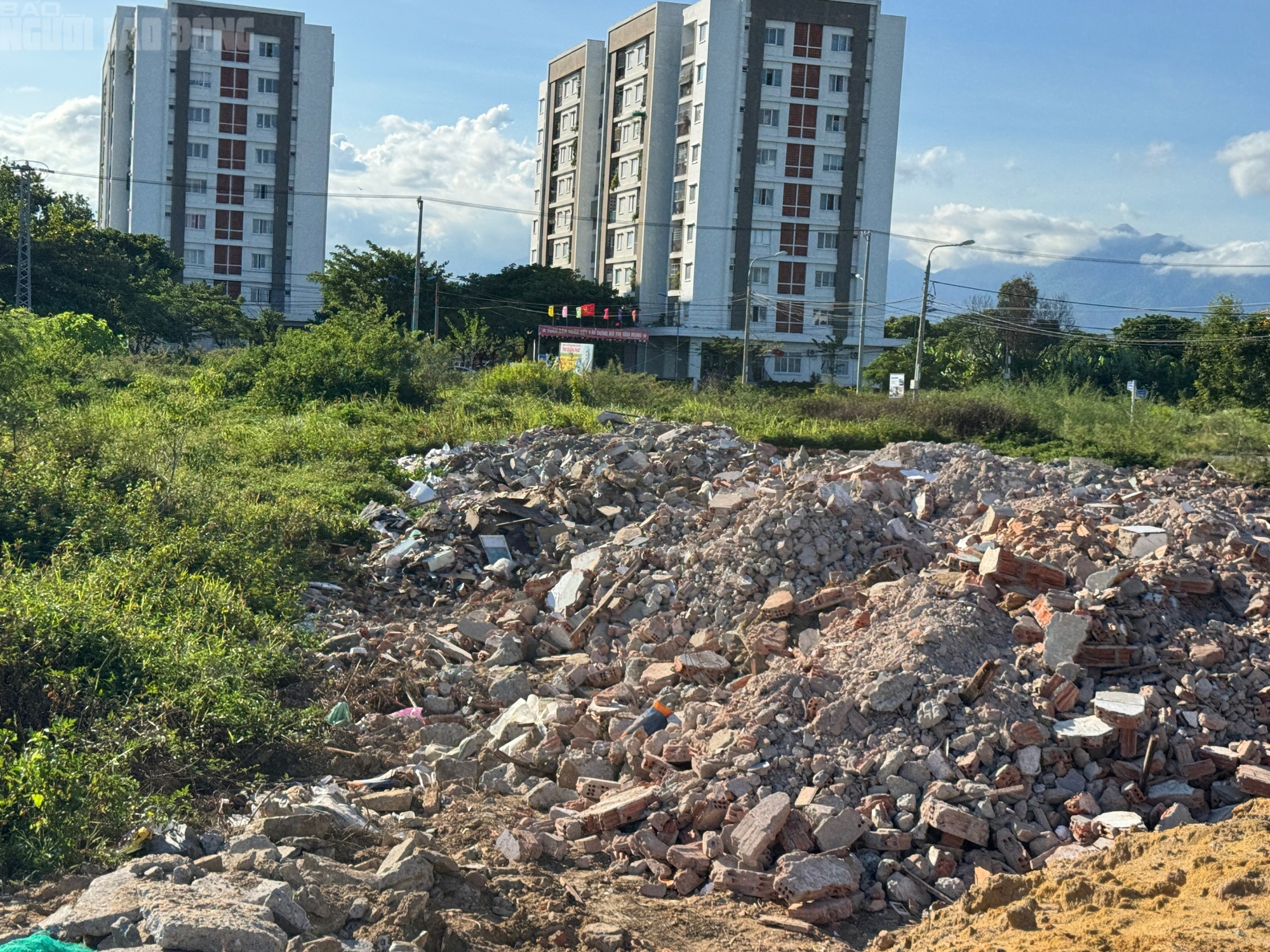 Rác thải, xà bần bủa vây khu dân cư ở phường Hoà Khánh, người dân than trời
- Ảnh 7.
