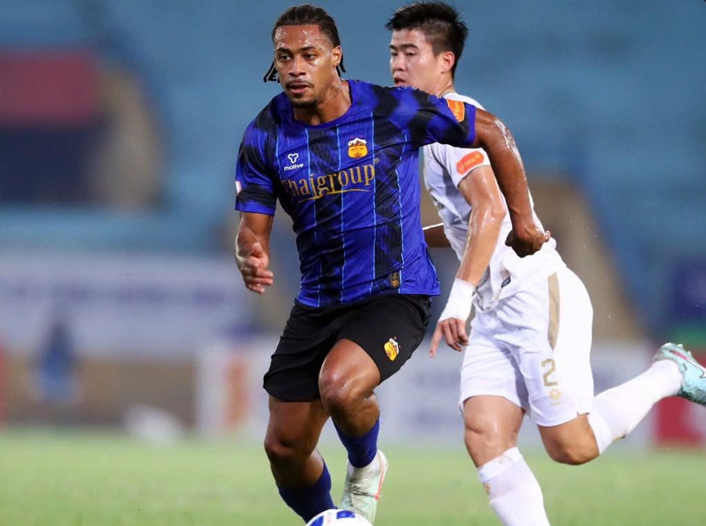 "Người nhện" Trần Trung Ki&ecirc;n gi&uacute;p HAGL chia điểm với H&agrave; Nội FC- Ảnh 6.