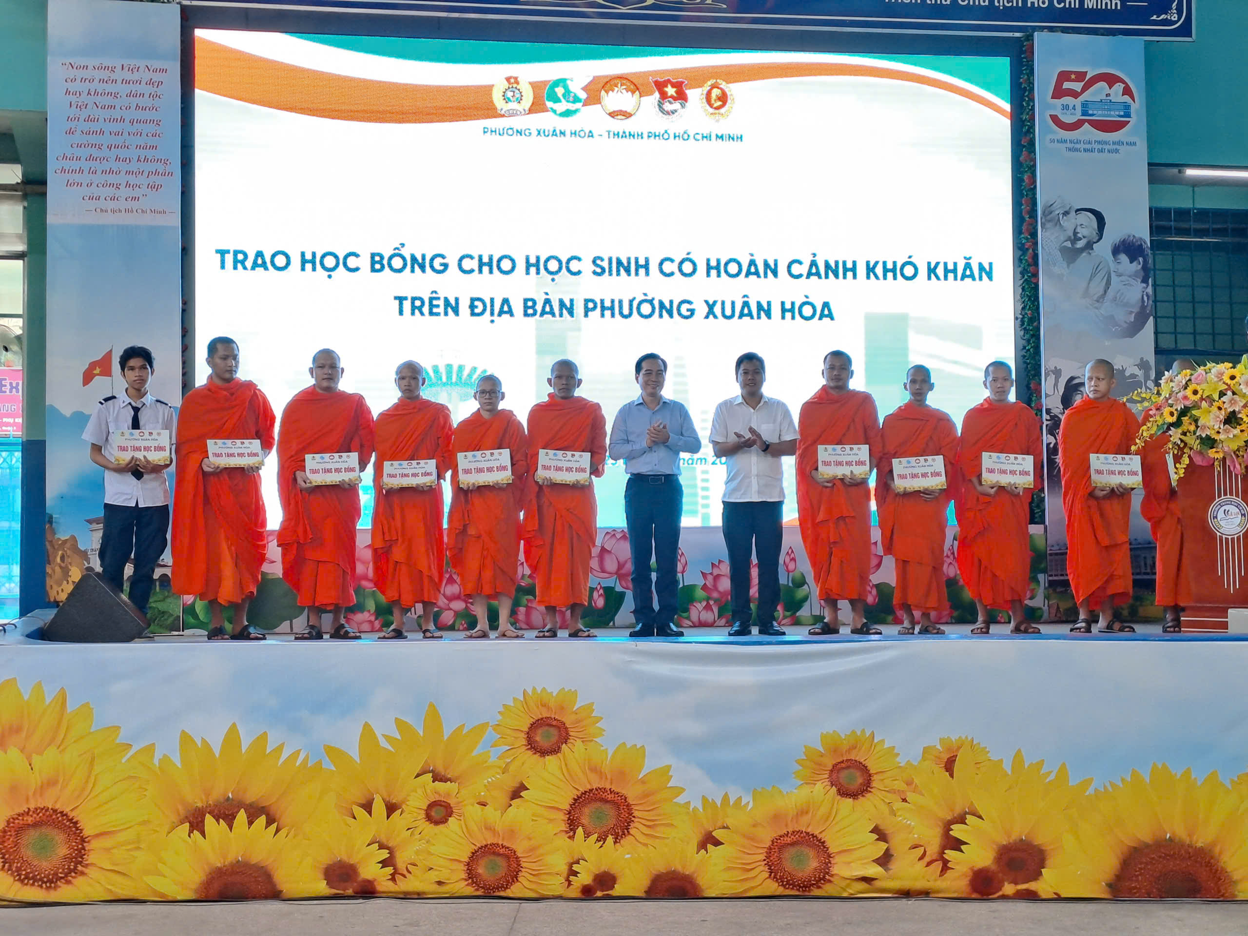 Báo Người Lao Động trao tặng 1.000 lá cờ Tổ quốc cho phường Xuân Hoà - Ảnh 7.