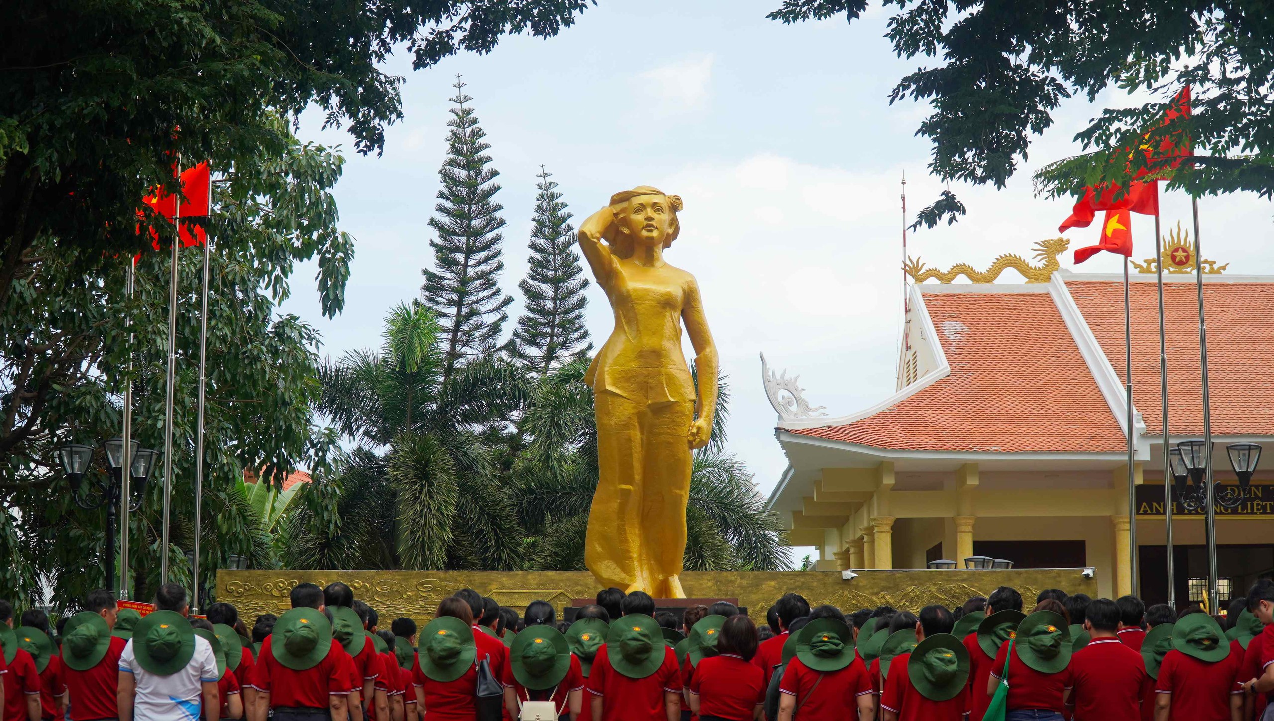 D&acirc;ng hương tưởng niệm Anh h&ugrave;ng liệt sĩ V&otilde; Thị S&aacute;u v&agrave; Khu di t&iacute;ch lịch sử Minh Đạm- Ảnh 1.