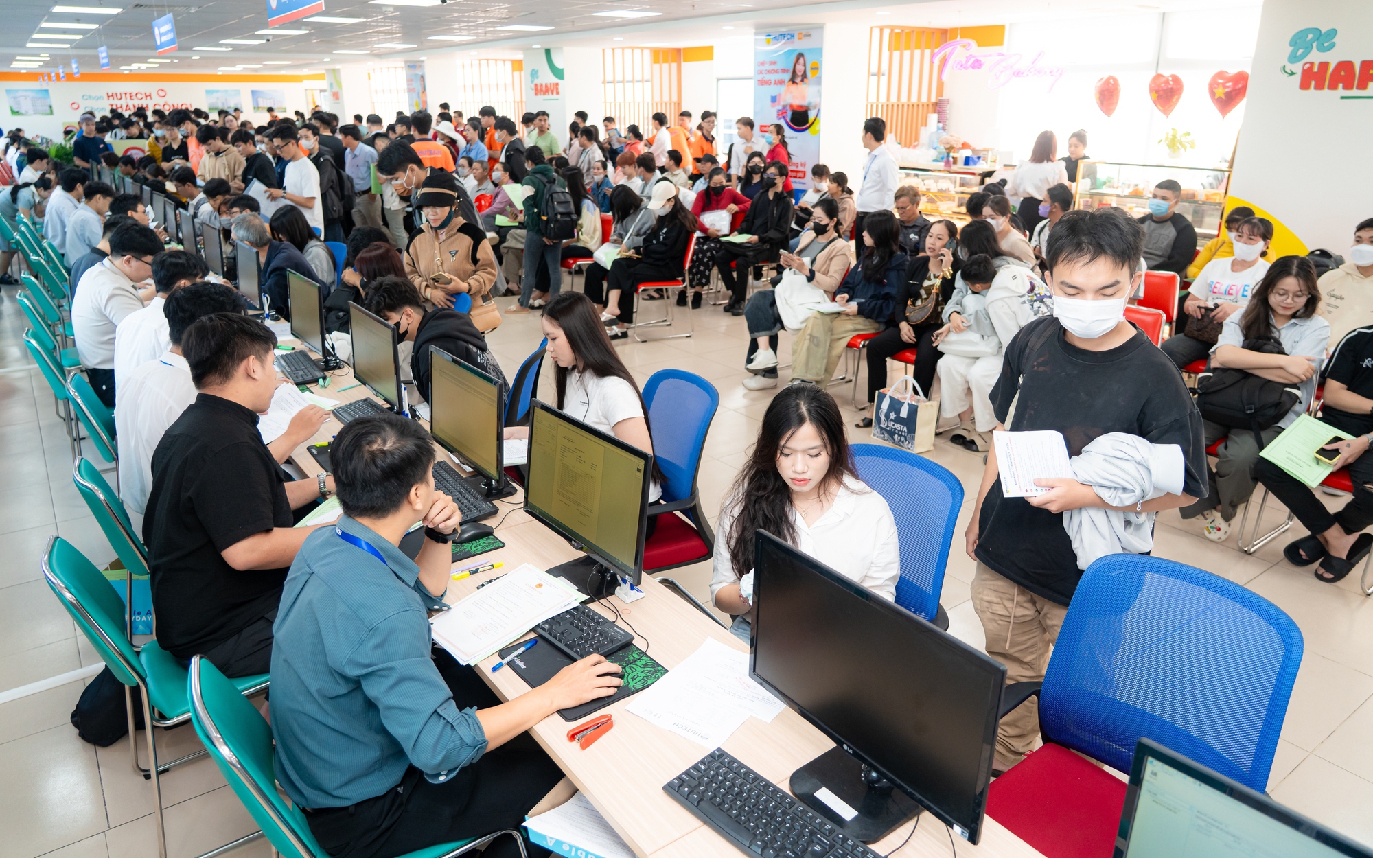 Tân sinh viên hào hứng nhập học sớm để "rinh" học bổng