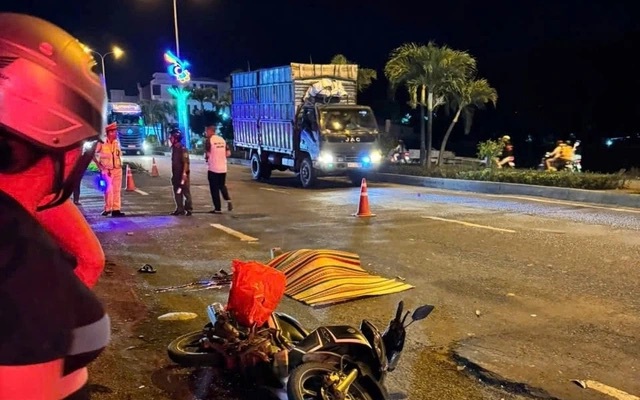 Xe chở công nhân rời khỏi hiện trường sau vụ tai nạn khiến 1 phụ nữ tử vong