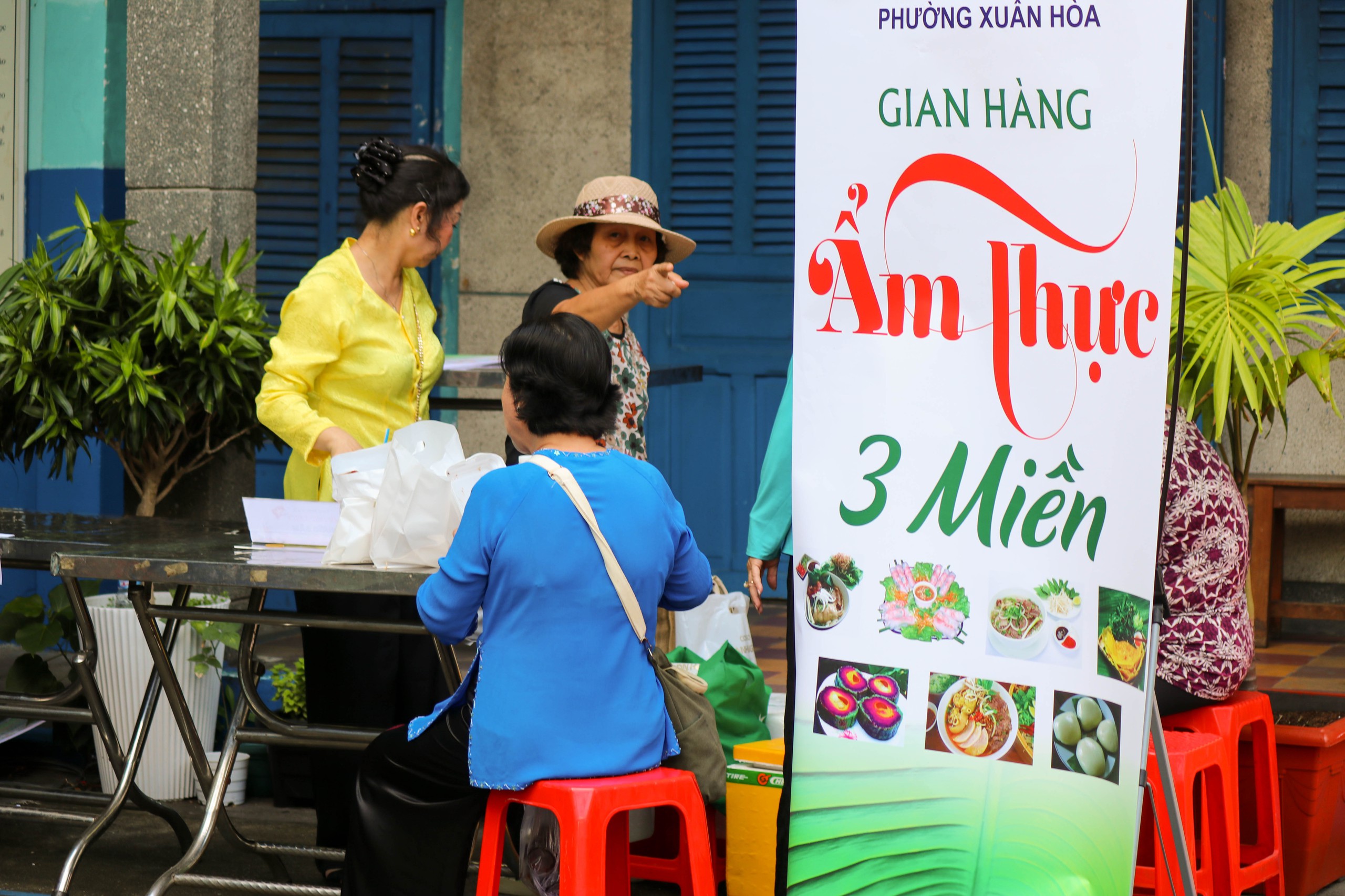 Báo Người Lao Động trao tặng 1.000 lá cờ Tổ quốc cho phường Xuân Hoà - Ảnh 9.