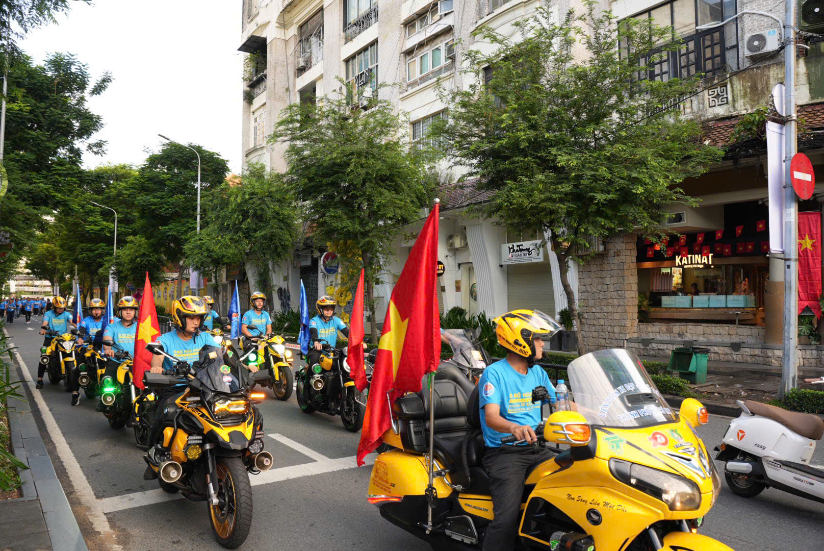Người dân thành phố đi bộ chào mừng 80 năm ngành Ngoại giao Việt Nam- Ảnh 4.