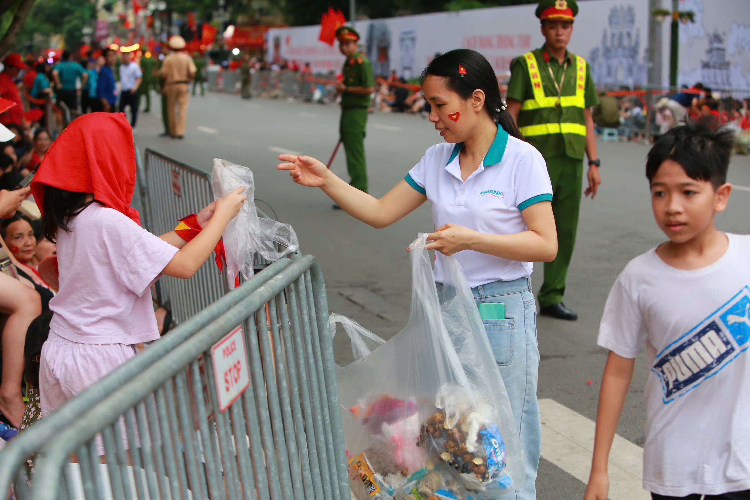 "Khối thu gom rác" - đội hình không thể thiếu trong lễ diễu binh, diễu hành - Ảnh 1.