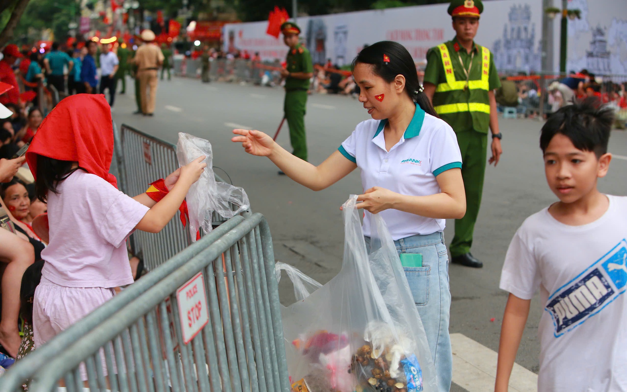 "Khối thu gom rác" - "Đội hình" bất ngờ dịp Đại lễ A80