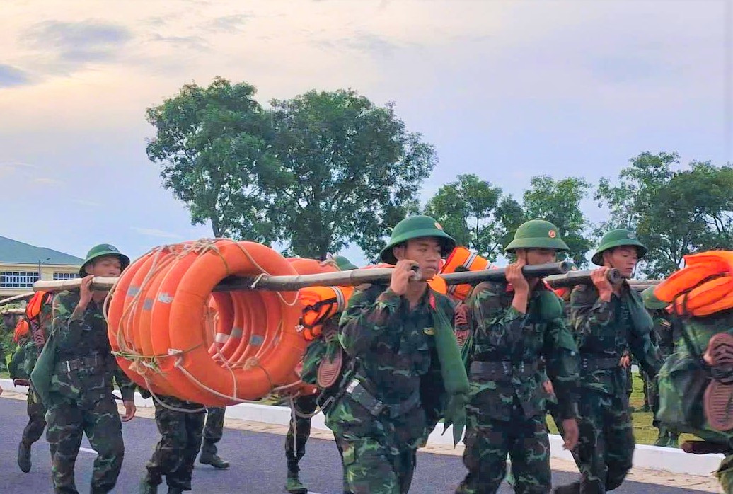 Chùm ảnh: Bão số 5 cận kề, bộ đội Quảng Trị cơ động 24/24 cứu dân và tài sản - Ảnh 2.