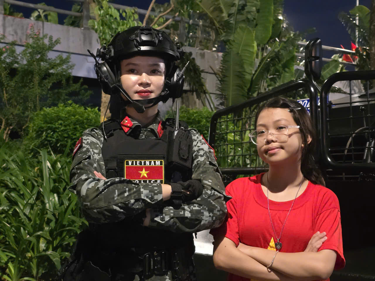 "Đốn tim" cảnh nữ chiến sĩ cảnh s&aacute;t đặc nhiệm giao lưu c&ugrave;ng người d&acirc;n- Ảnh 4.