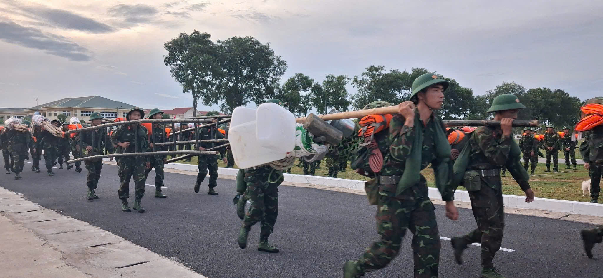 Chùm ảnh: Bão số 5 cận kề, bộ đội Quảng Trị cơ động 24/24 cứu dân và tài sản - Ảnh 5.