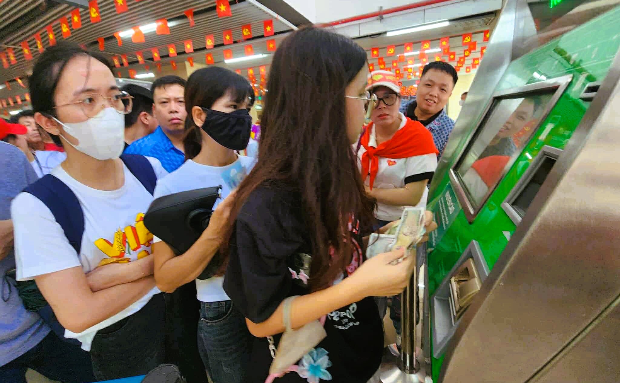 Biển người "rồng rắn" đi tàu điện Cát Linh – Hà Đông về Quảng trường Ba Đình - Ảnh 4.