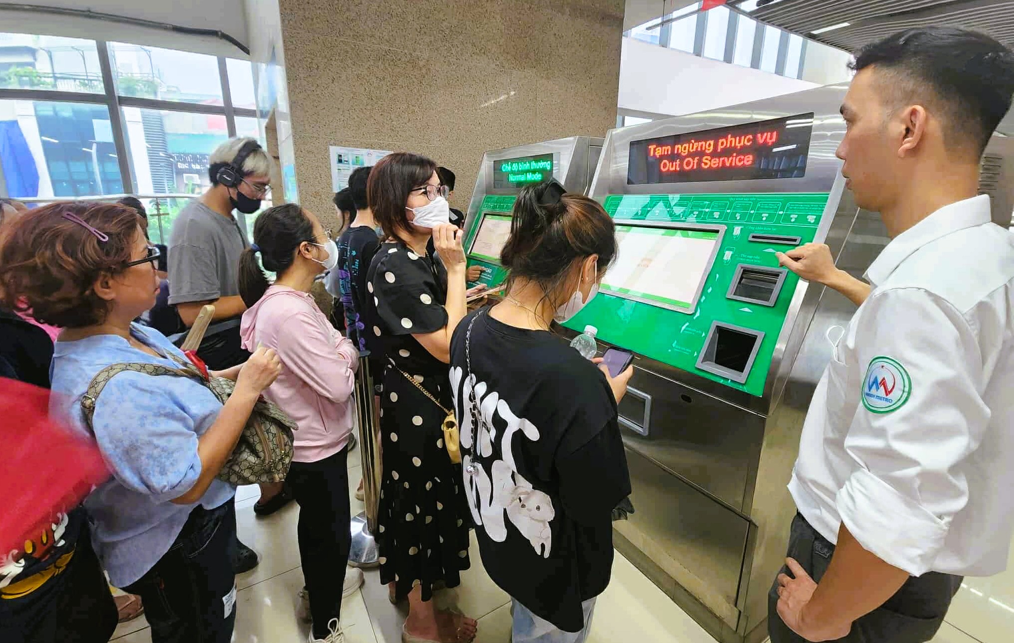 Biển người "rồng rắn" đi tàu điện Cát Linh – Hà Đông về Quảng trường Ba Đình - Ảnh 5.