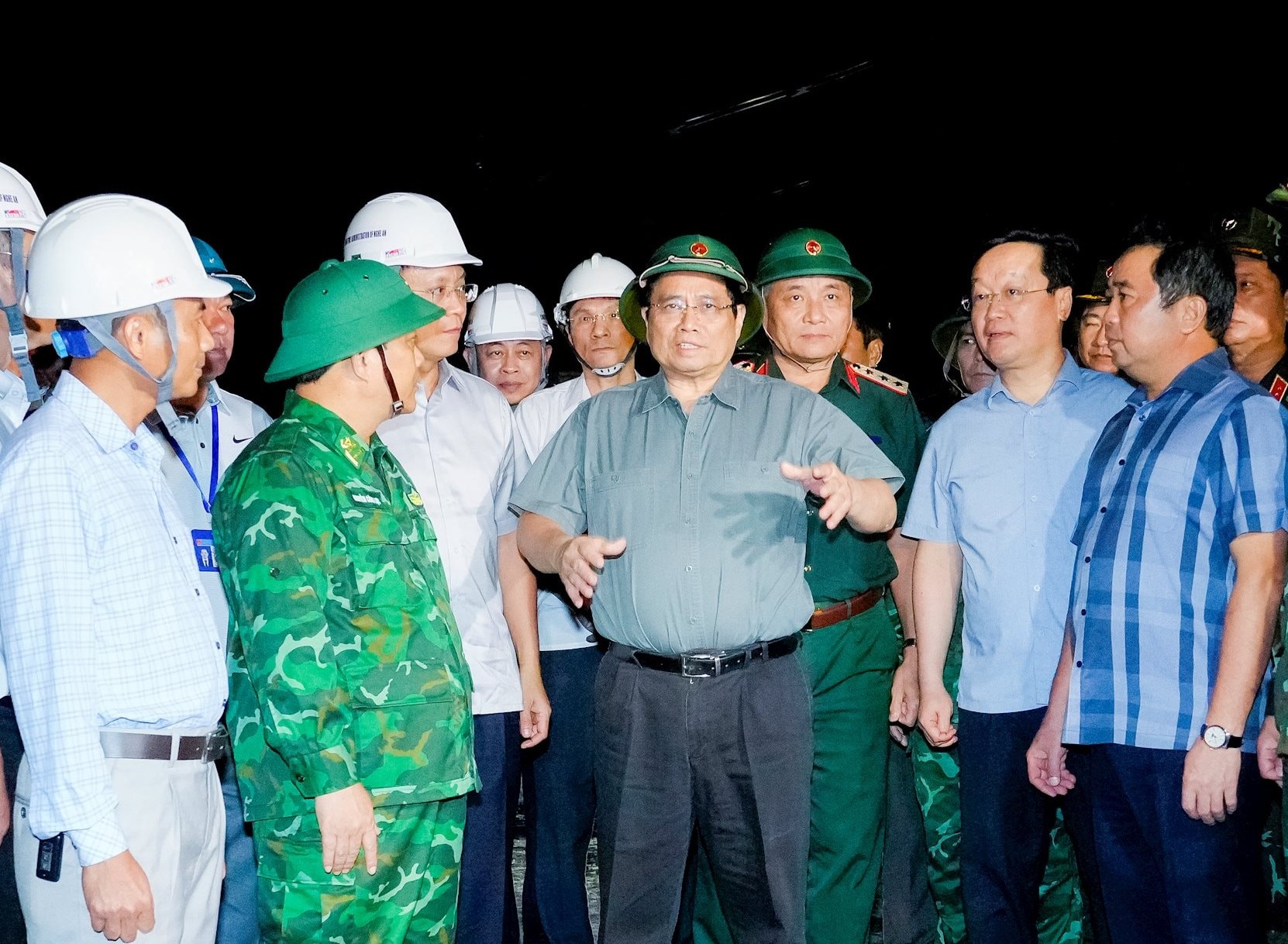 Thủ tướng đi kiểm tra, chỉ đạo công tác ứng phó với bão số 5: Phải đảm bảo an toàn cho người dân - Ảnh 1.