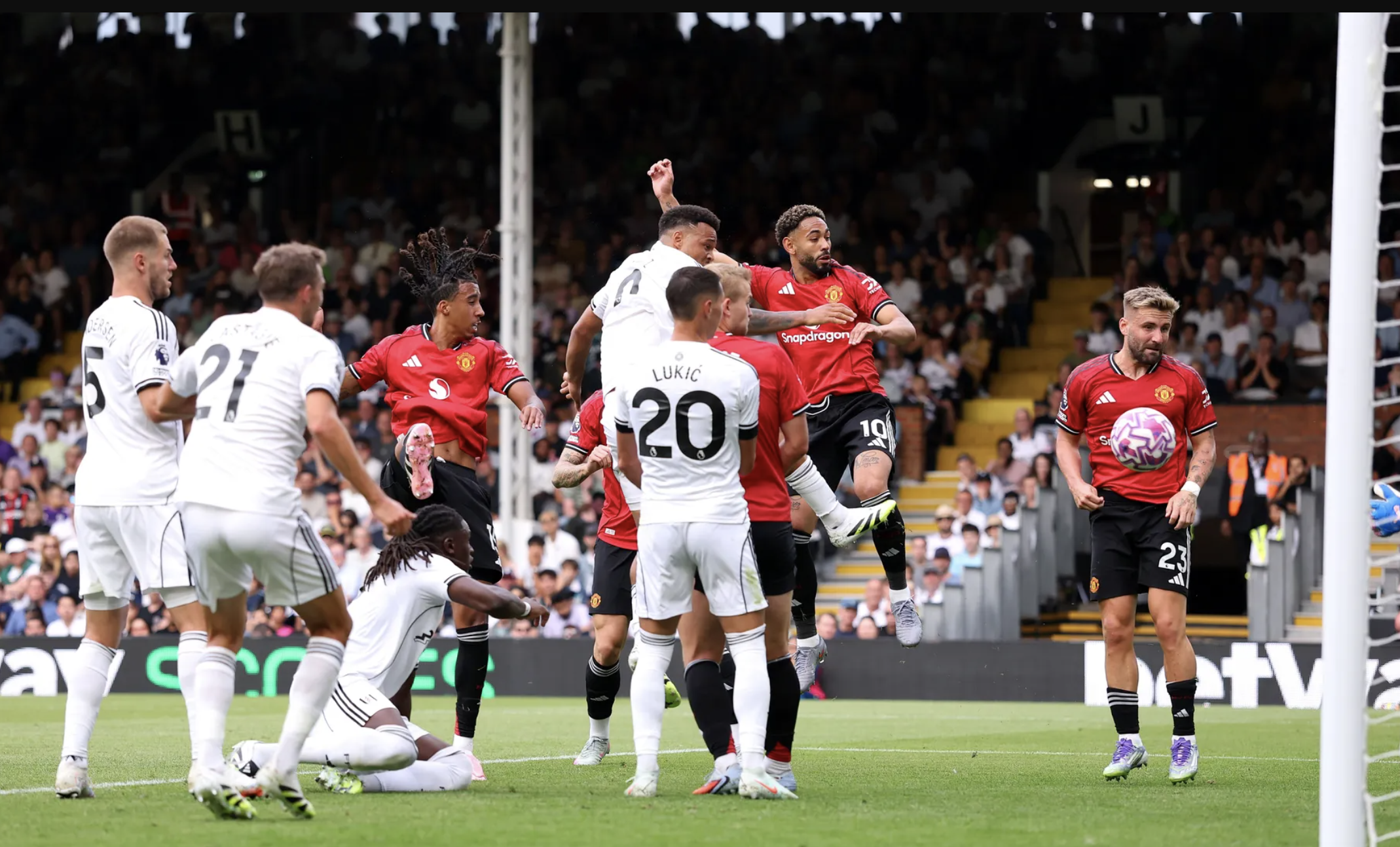 Chia điểm với Fulham, Man United ch&igrave;m s&acirc;u cuối bảng Ngoại hạng - Ảnh 3.