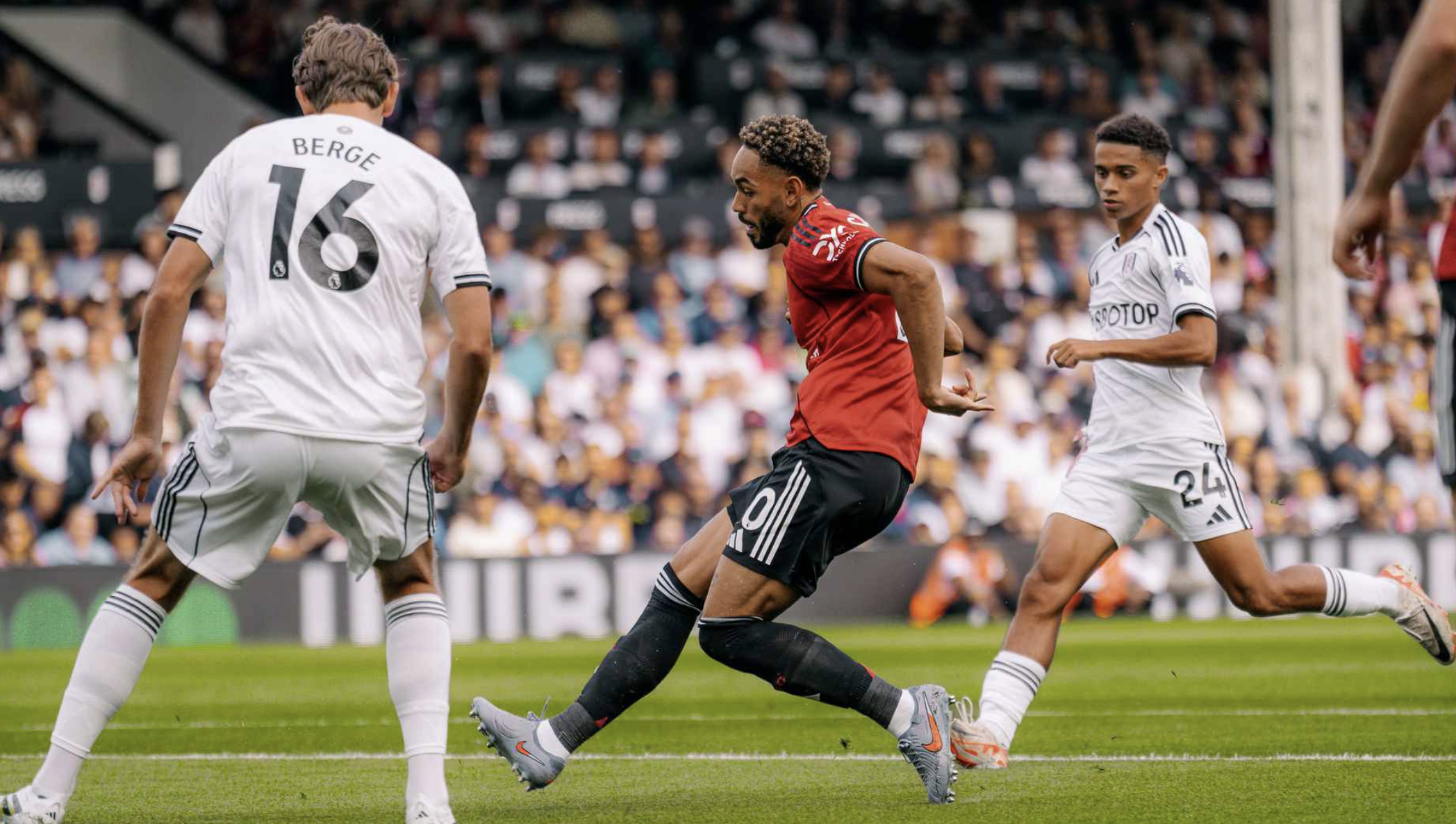 Chia điểm với Fulham, Man United ch&igrave;m s&acirc;u cuối bảng Ngoại hạng - Ảnh 1.