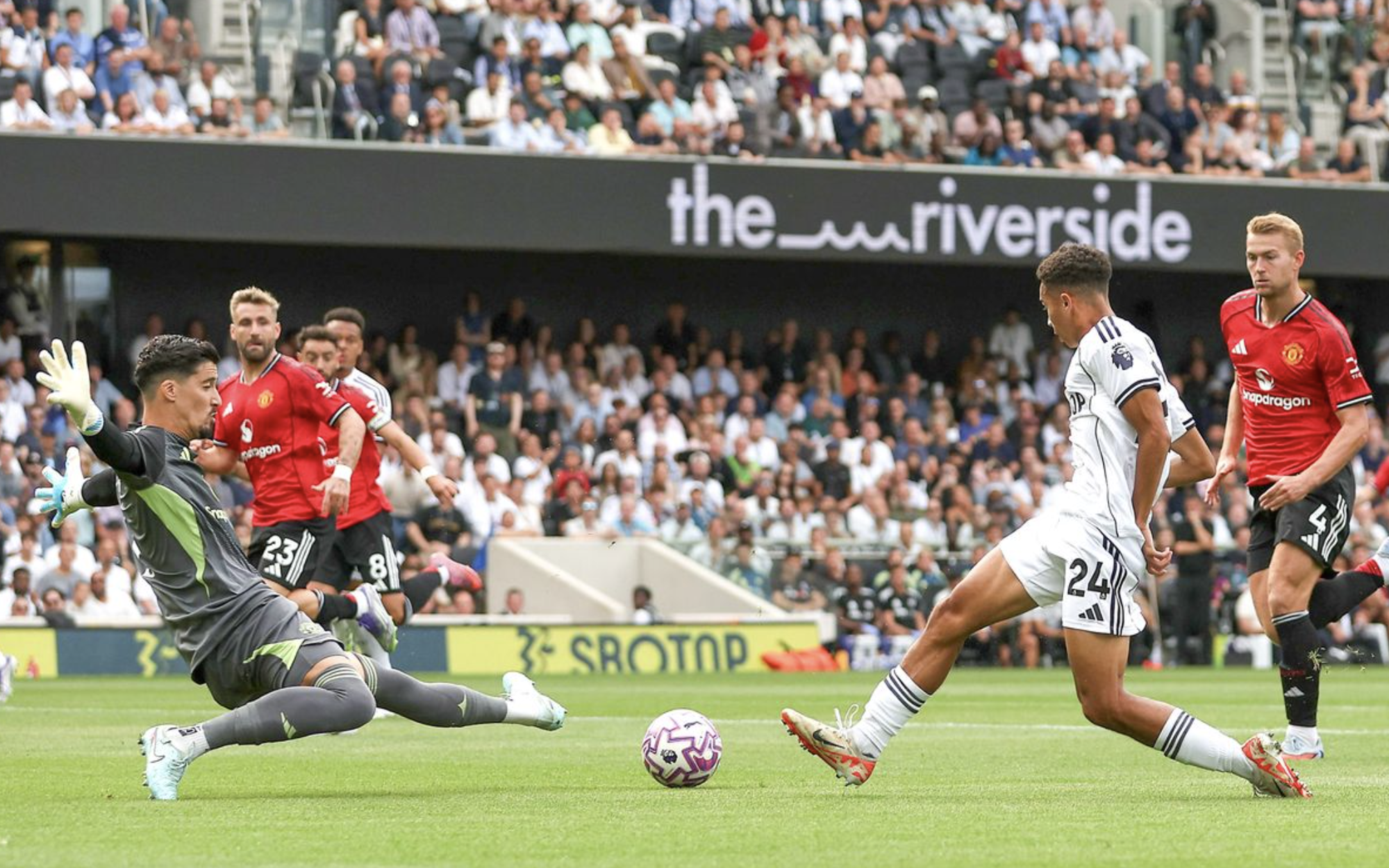 Chia điểm với Fulham, Man United chìm sâu cuối bảng Ngoại hạng Anh