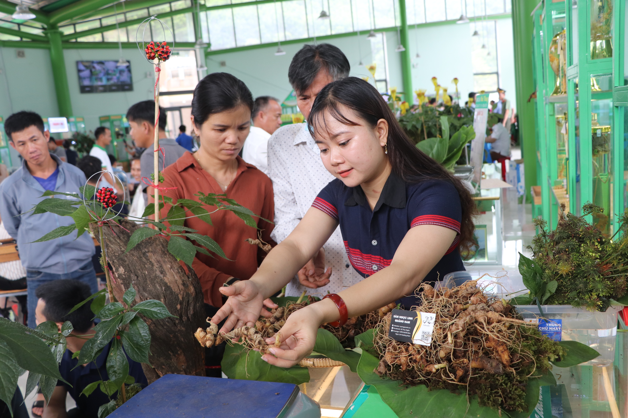 B&aacute;o in Người Lao Động 25-8: Điểm chuẩn nhiều ng&agrave;nh cao ch&oacute;t v&oacute;t, v&igrave; sao? - Ảnh 4.