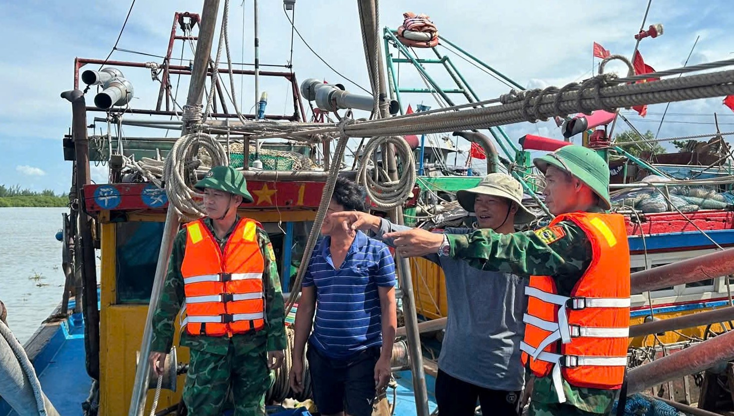 Nghệ An cấm biển ứng phó bão số 5- Ảnh 1.