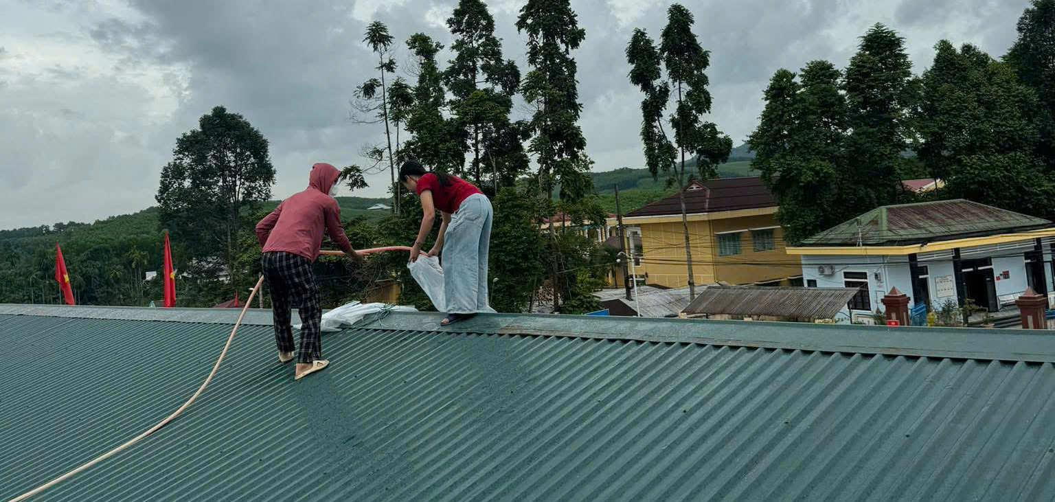 Trước b&atilde;o số 5 đổ bộ: Cảng c&aacute; tấp nập v&agrave; người d&acirc;n khẩn trương chằng chống nh&agrave; cửa - Ảnh 6.