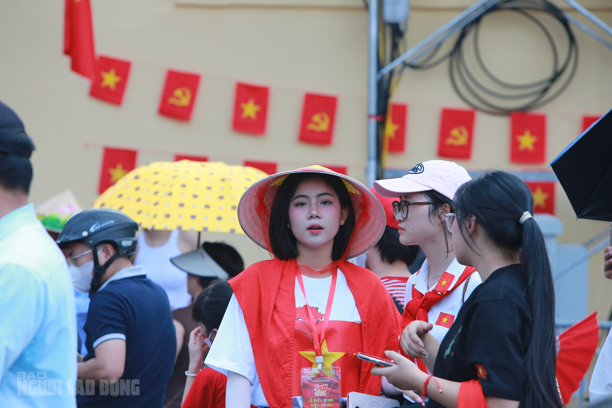 VIDEO: Người dân đội nắng, trải bạt, "cắm chốt" chờ xem tổng hợp luyện diễu binh - Ảnh 1.