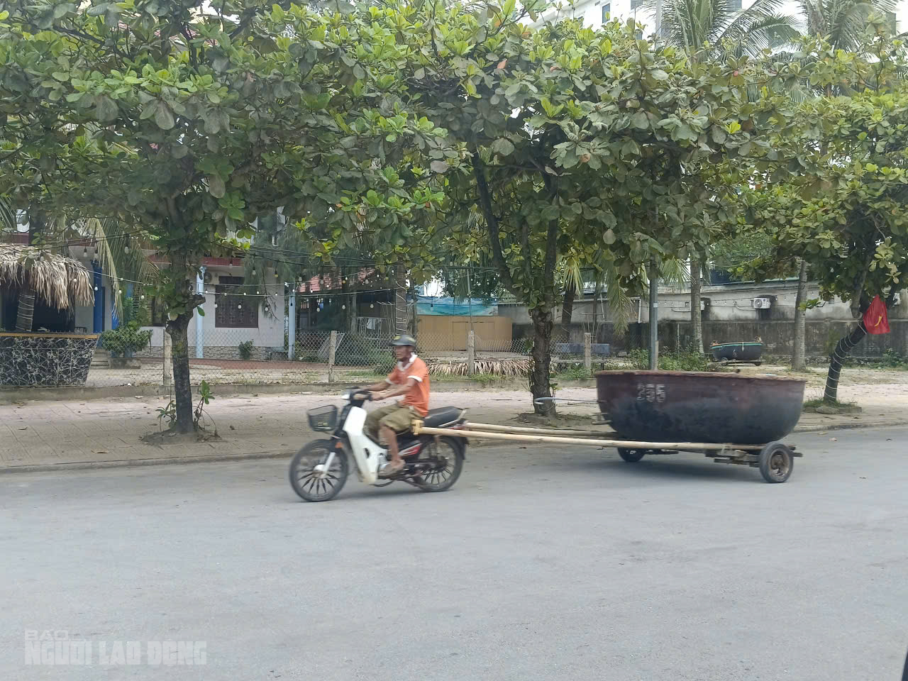 VIDEO: Người d&acirc;n hối hả chằng chống nh&agrave;, k&eacute;o thuyền l&ecirc;n bờ trước khi b&atilde;o số 5 v&agrave;o đất liền - Ảnh 1.