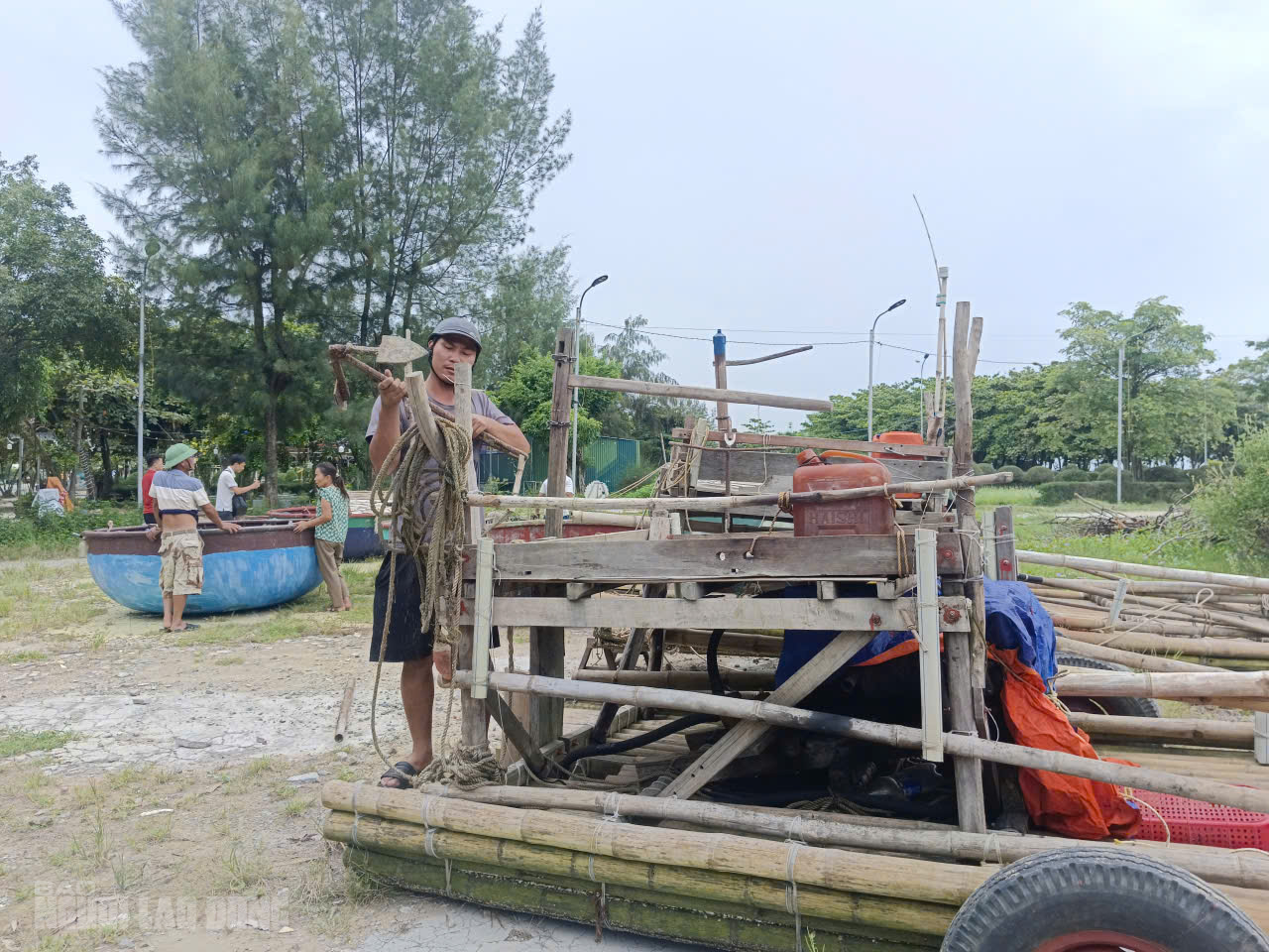 VIDEO: Người d&acirc;n hối hả chằng chống nh&agrave;, k&eacute;o thuyền l&ecirc;n bờ trước khi b&atilde;o số 5 v&agrave;o đất liền - Ảnh 3.