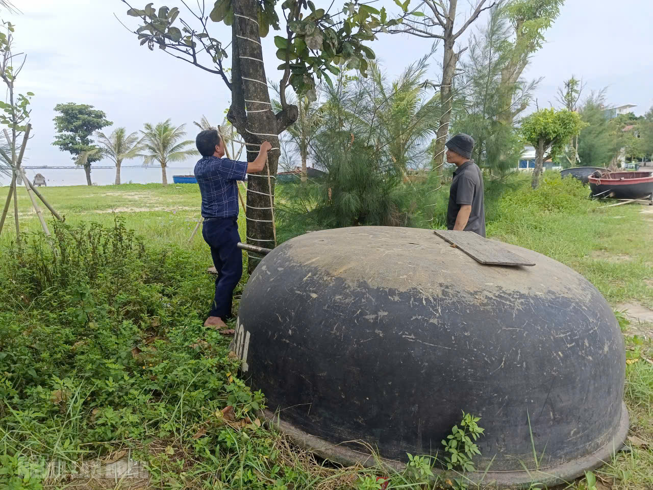 VIDEO: Người d&acirc;n hối hả chằng chống nh&agrave;, k&eacute;o thuyền l&ecirc;n bờ trước khi b&atilde;o số 5 v&agrave;o đất liền - Ảnh 6.
