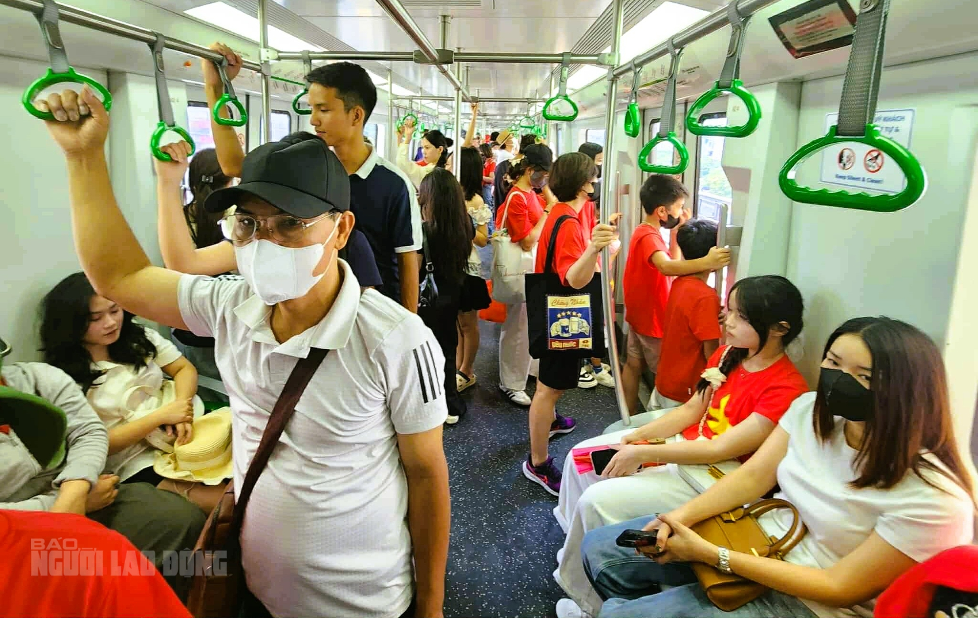 Biển người "rồng rắn" đi tàu điện Cát Linh – Hà Đông về Quảng trường Ba Đình - Ảnh 1.