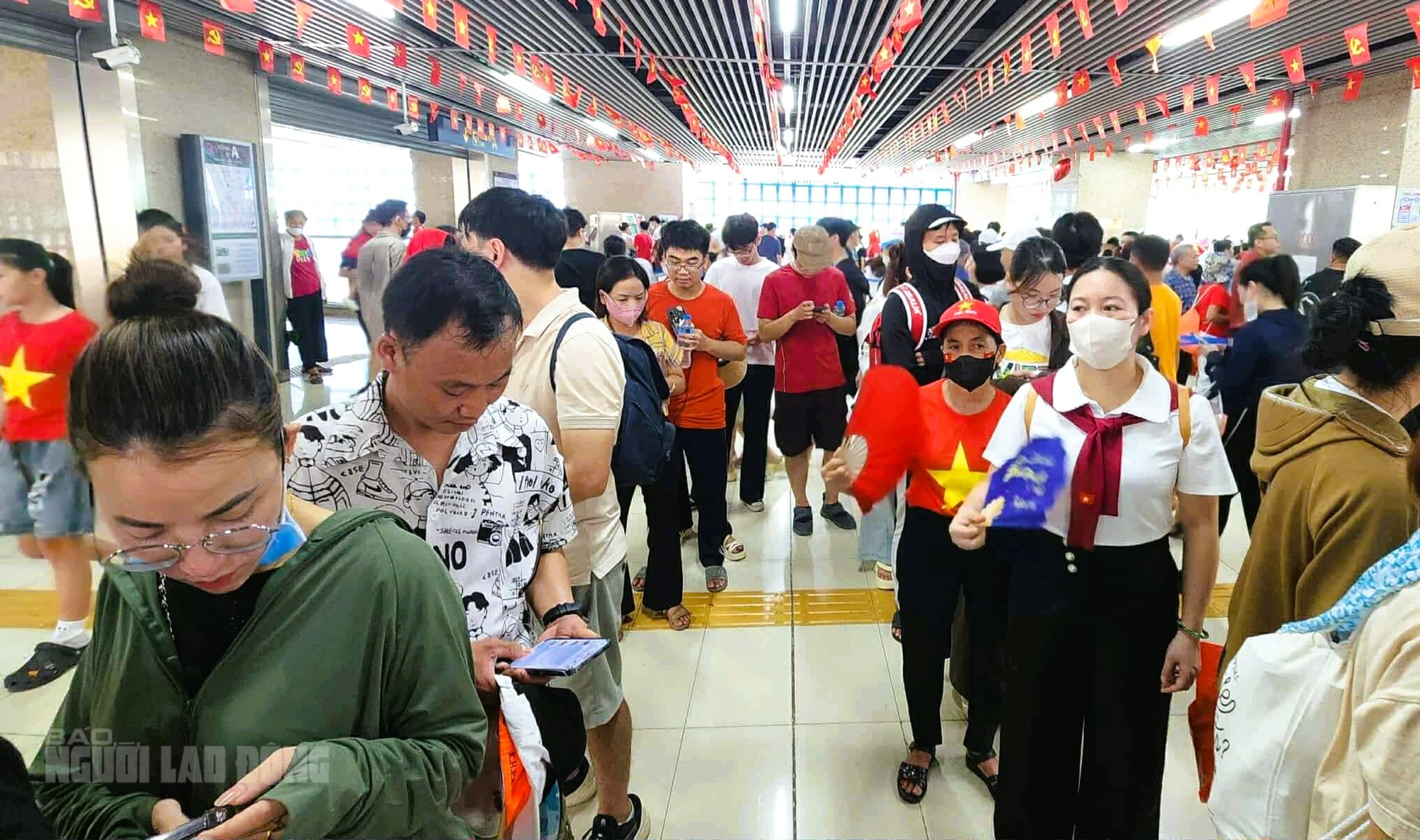 Biển người "rồng rắn" đi tàu điện Cát Linh – Hà Đông về Quảng trường Ba Đình - Ảnh 2.