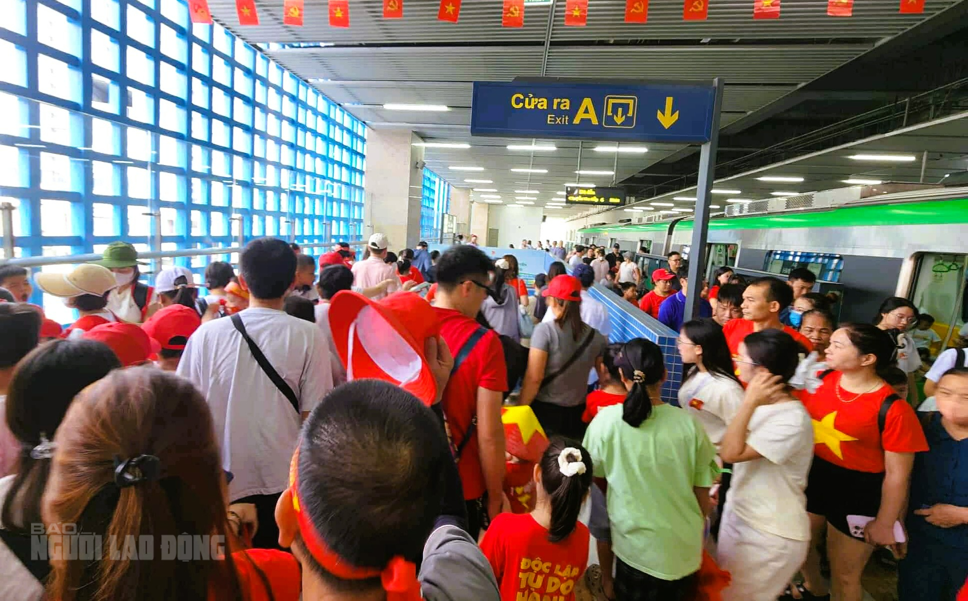 Biển người "rồng rắn" đi tàu điện Cát Linh – Hà Đông về Quảng trường Ba Đình - Ảnh 3.