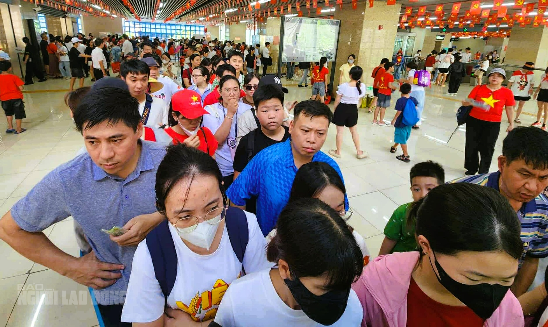 Biển người "rồng rắn" đi tàu điện Cát Linh – Hà Đông về Quảng trường Ba Đình - Ảnh 6.