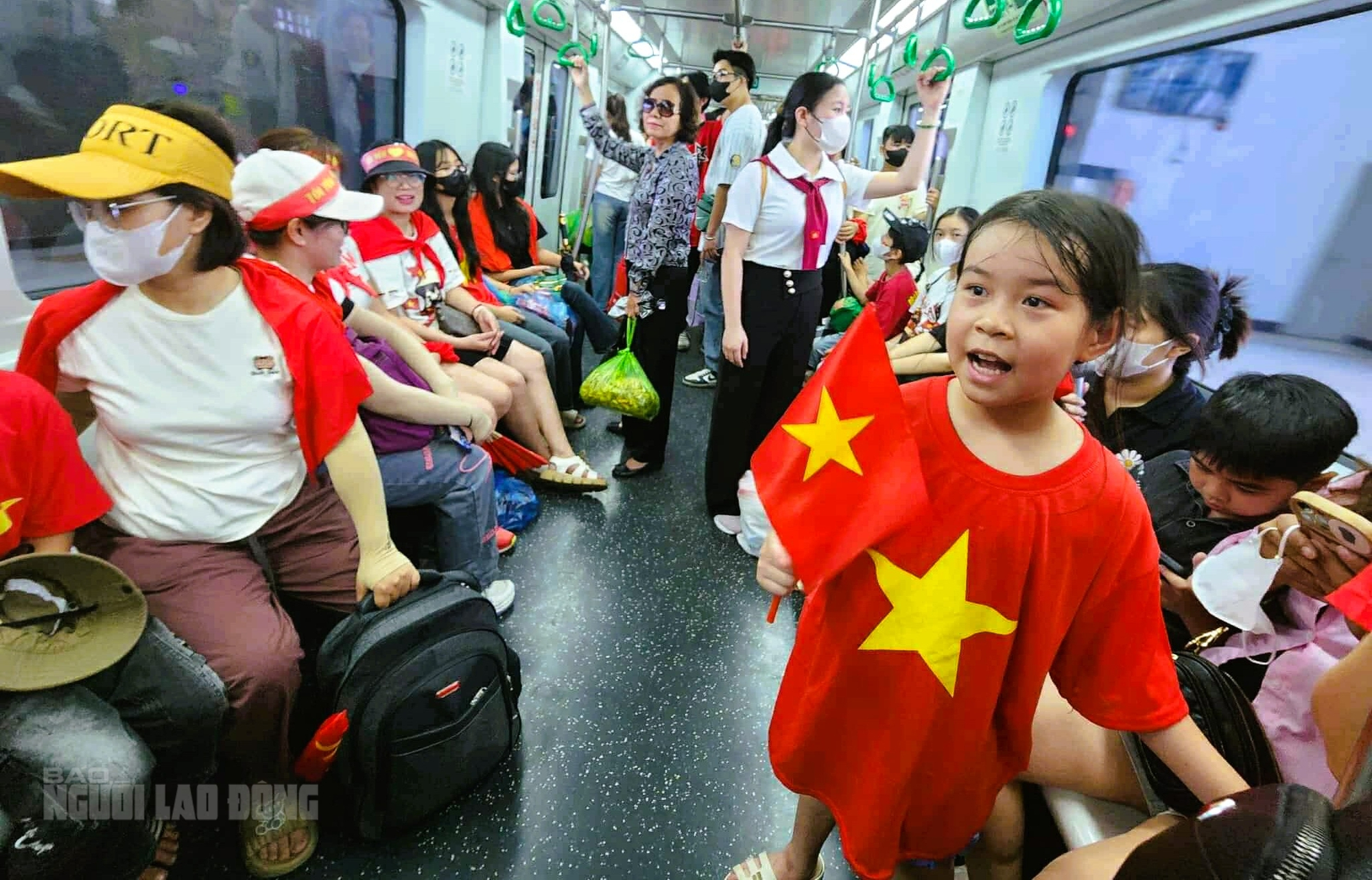 Biển người "rồng rắn" đi tàu điện Cát Linh – Hà Đông về Quảng trường Ba Đình - Ảnh 10.