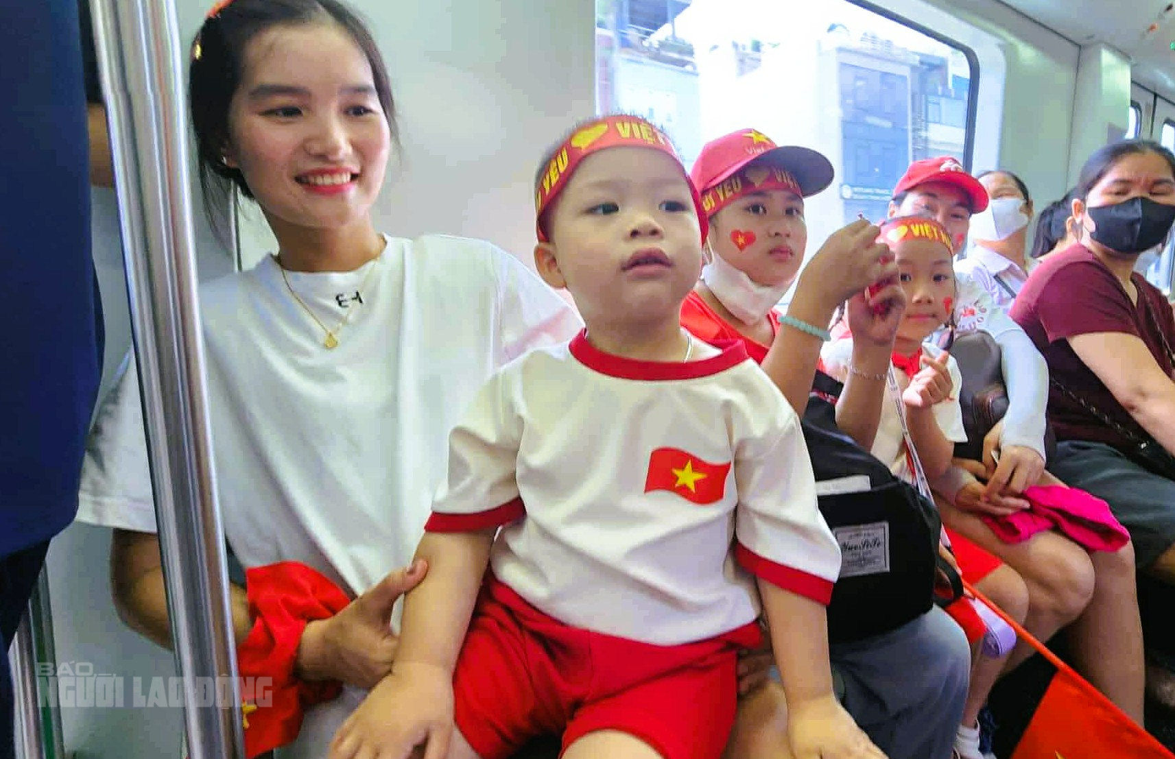 Biển người "rồng rắn" đi tàu điện Cát Linh – Hà Đông về Quảng trường Ba Đình - Ảnh 11.