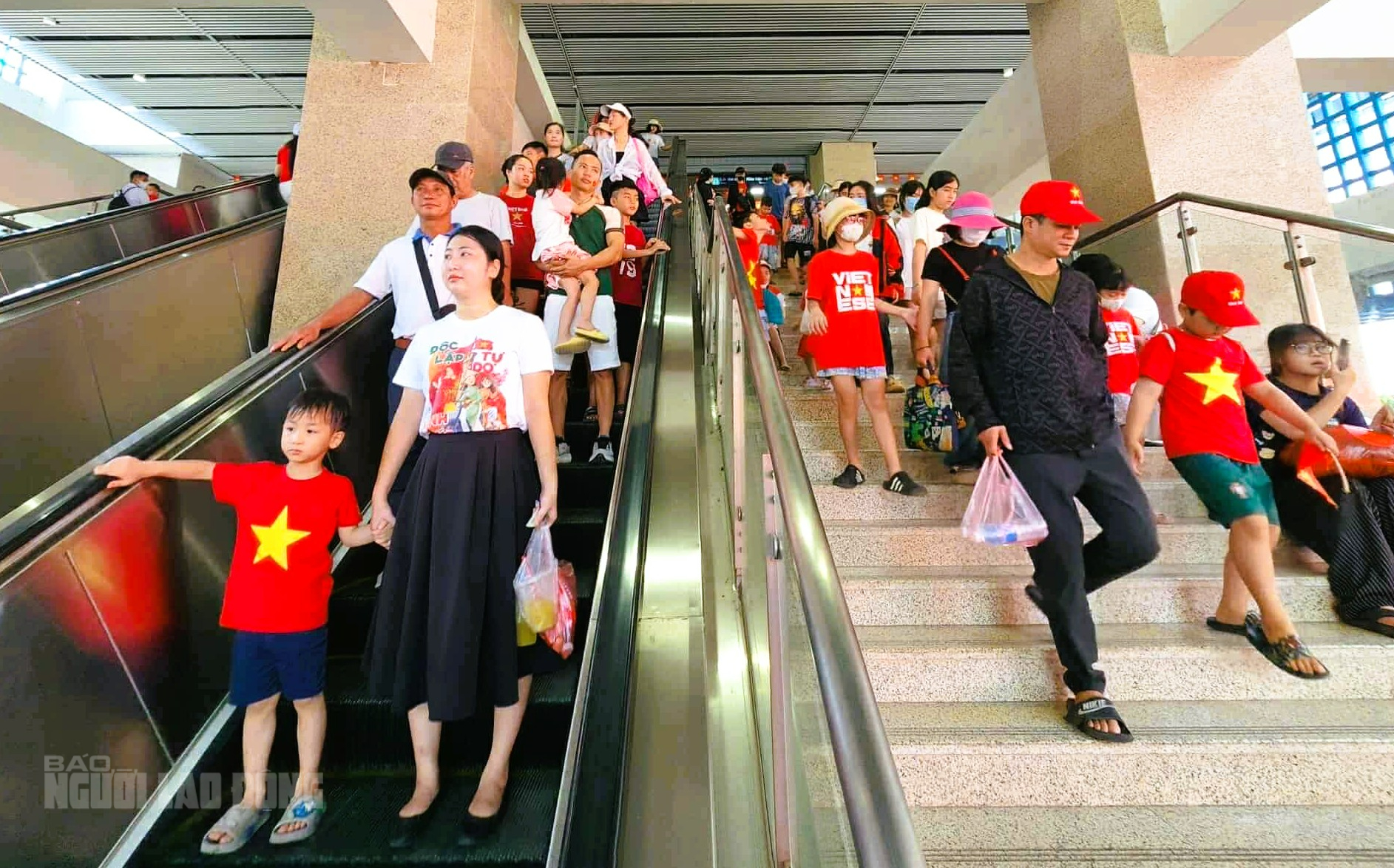 Biển người "rồng rắn" đi tàu điện Cát Linh – Hà Đông về Quảng trường Ba Đình - Ảnh 12.