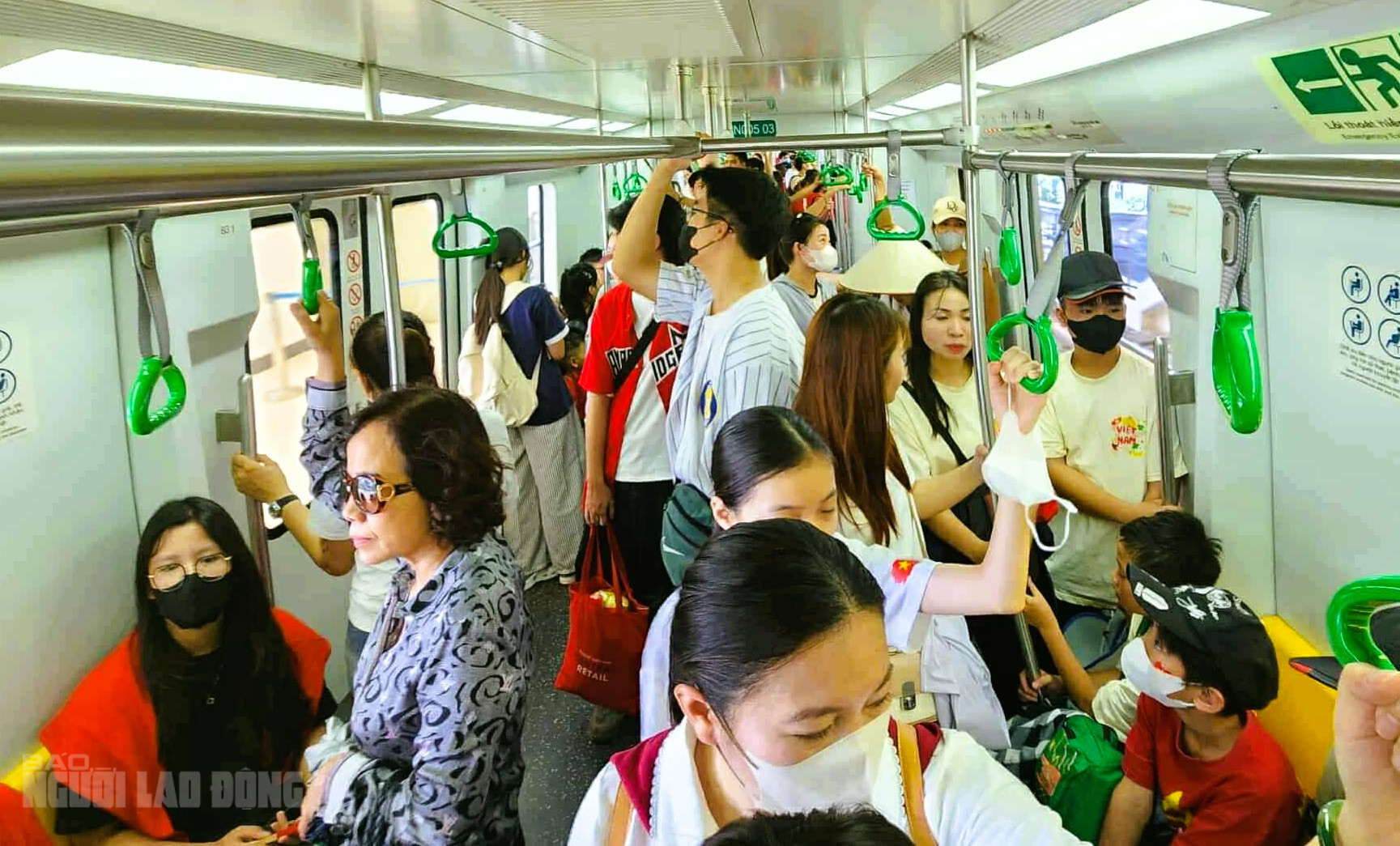 Biển người "rồng rắn" đi tàu điện Cát Linh – Hà Đông về Quảng trường Ba Đình - Ảnh 7.