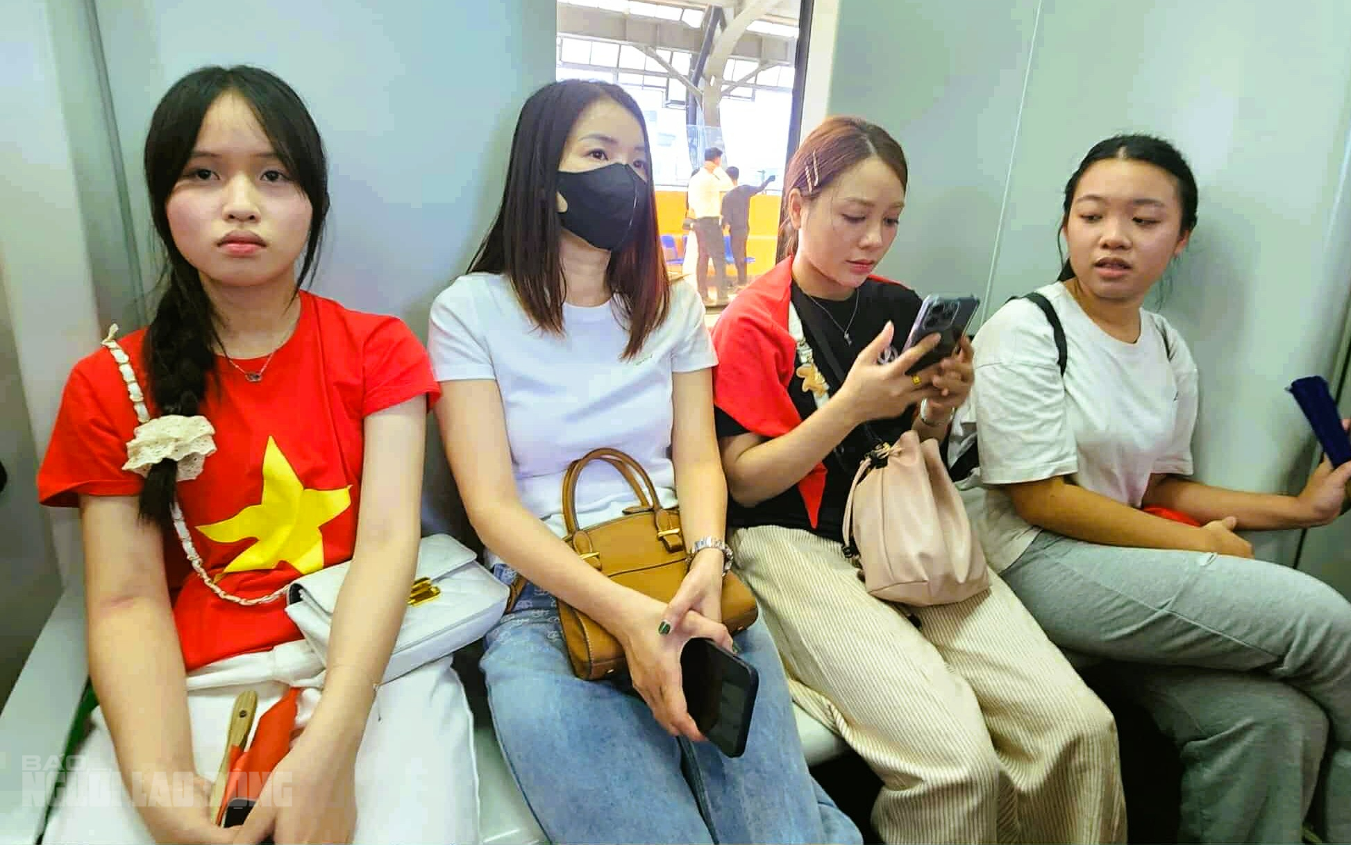 Biển người "rồng rắn" đi tàu điện Cát Linh – Hà Đông về Quảng trường Ba Đình - Ảnh 9.