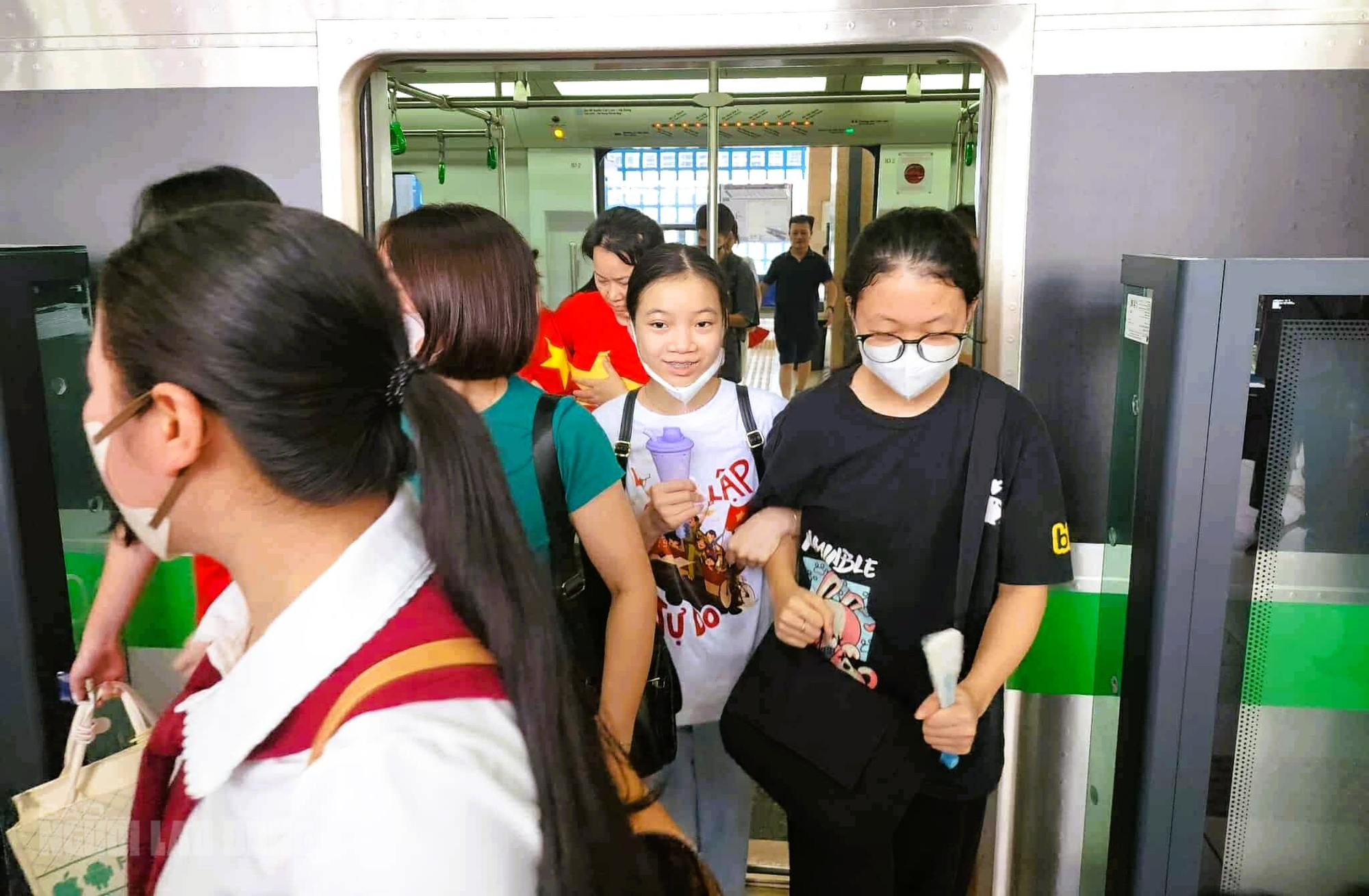 Biển người "rồng rắn" đi tàu điện Cát Linh – Hà Đông về Quảng trường Ba Đình - Ảnh 14.