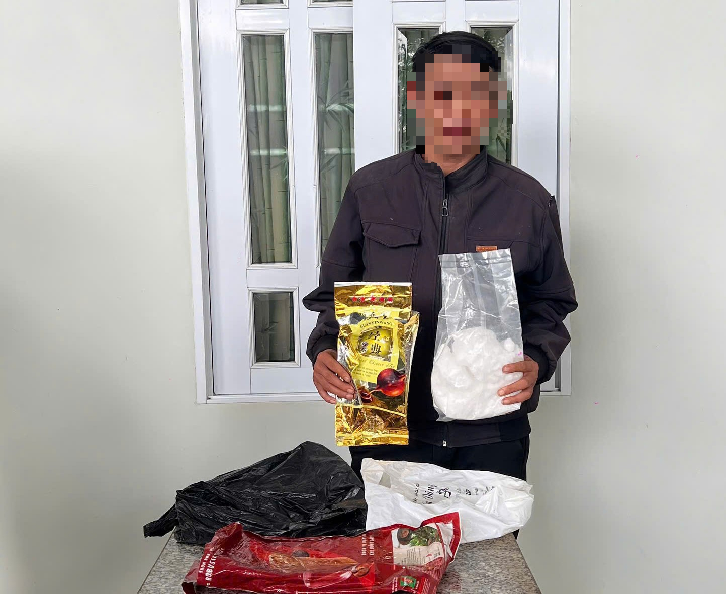 Đội đặc nhiệm bắt giữ đối tượng vận chuyển ma túy, thu giữ 1kg ma túy đá - Ảnh 1.