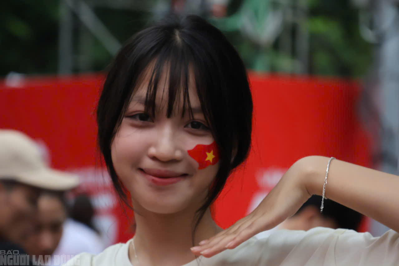 Biển người đội mưa chờ đ&oacute;n đo&agrave;n tổng hợp luyện diễu binh đại lễ A80 - Ảnh 4.