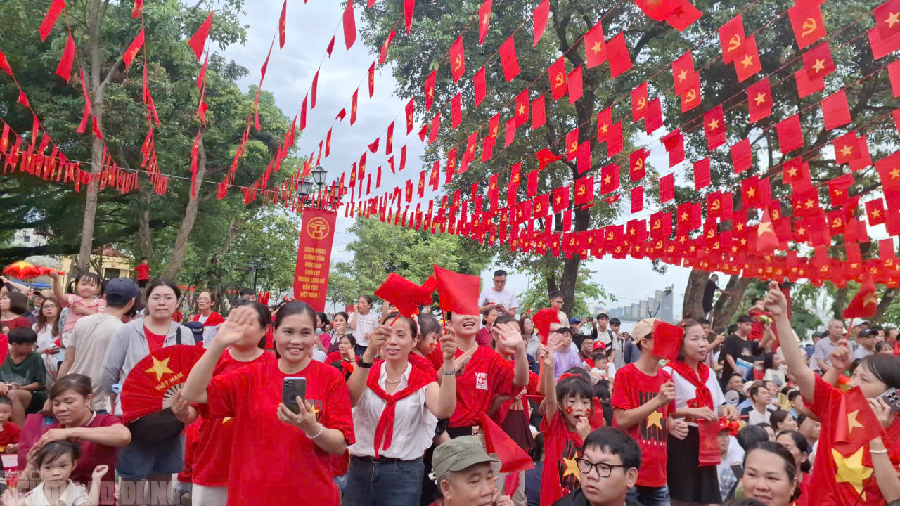 Biển người đội mưa chờ đ&oacute;n đo&agrave;n tổng hợp luyện diễu binh đại lễ A80 - Ảnh 7.
