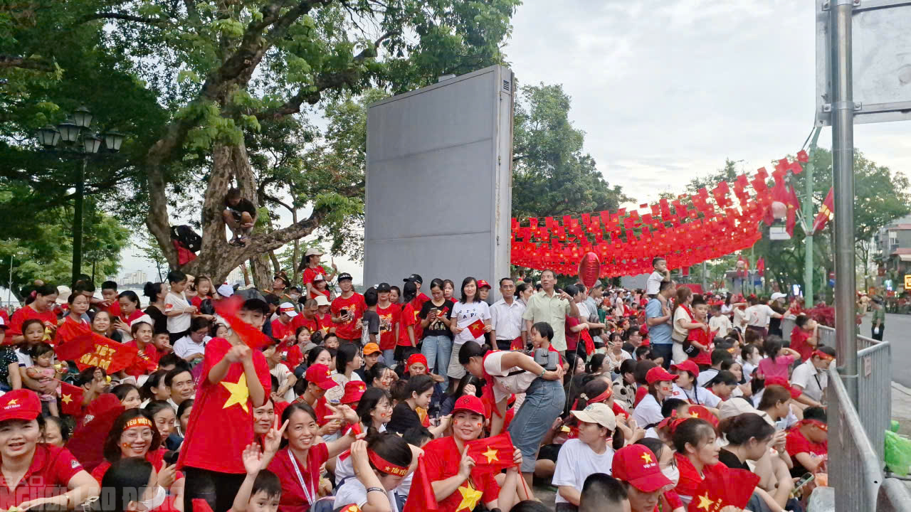 Biển người đội mưa chờ đ&oacute;n đo&agrave;n tổng hợp luyện diễu binh đại lễ A80 - Ảnh 8.